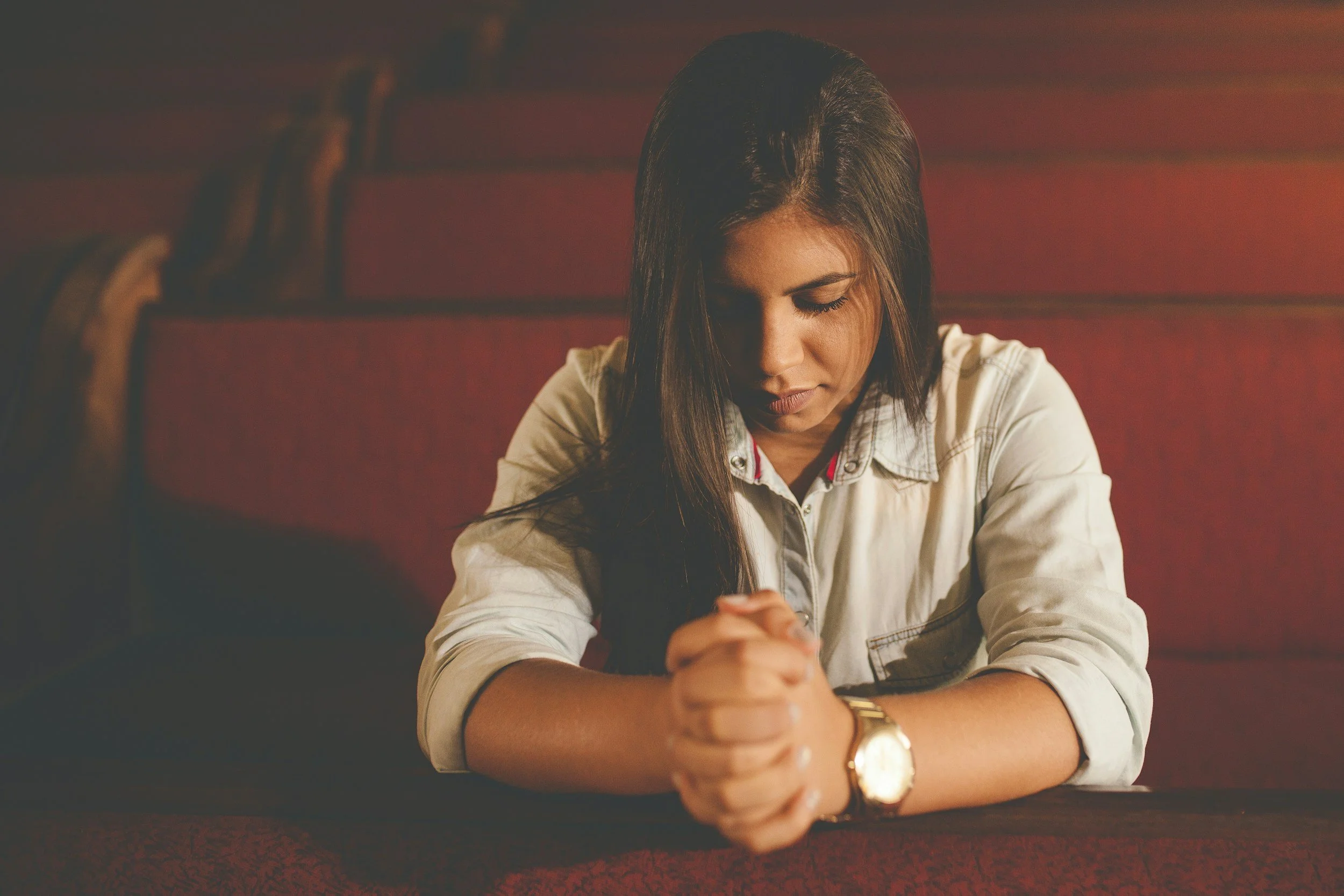 Christian woman in prayer representing the person in the pew who is struggling and seeking support in Little Rock Arkansas