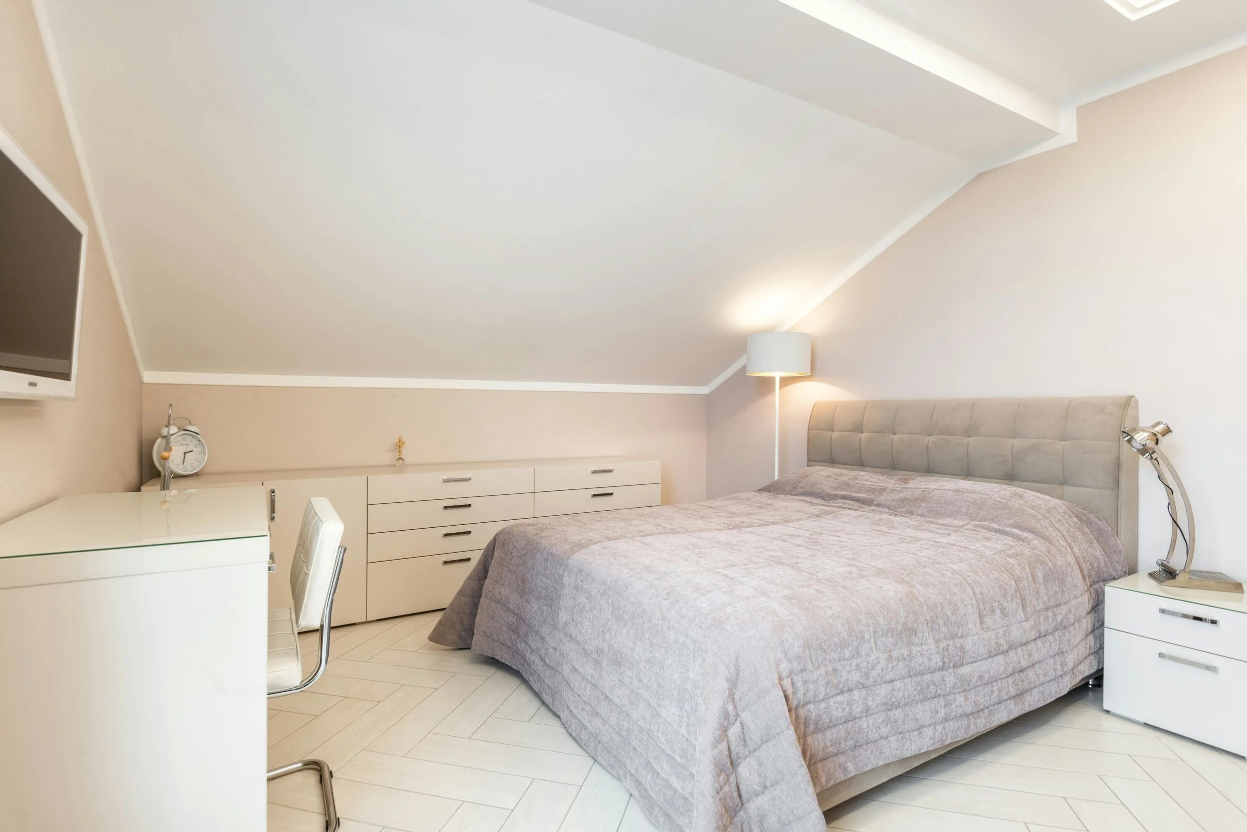 Empty bedroom representing grief and identity changes during empty nest syndrome