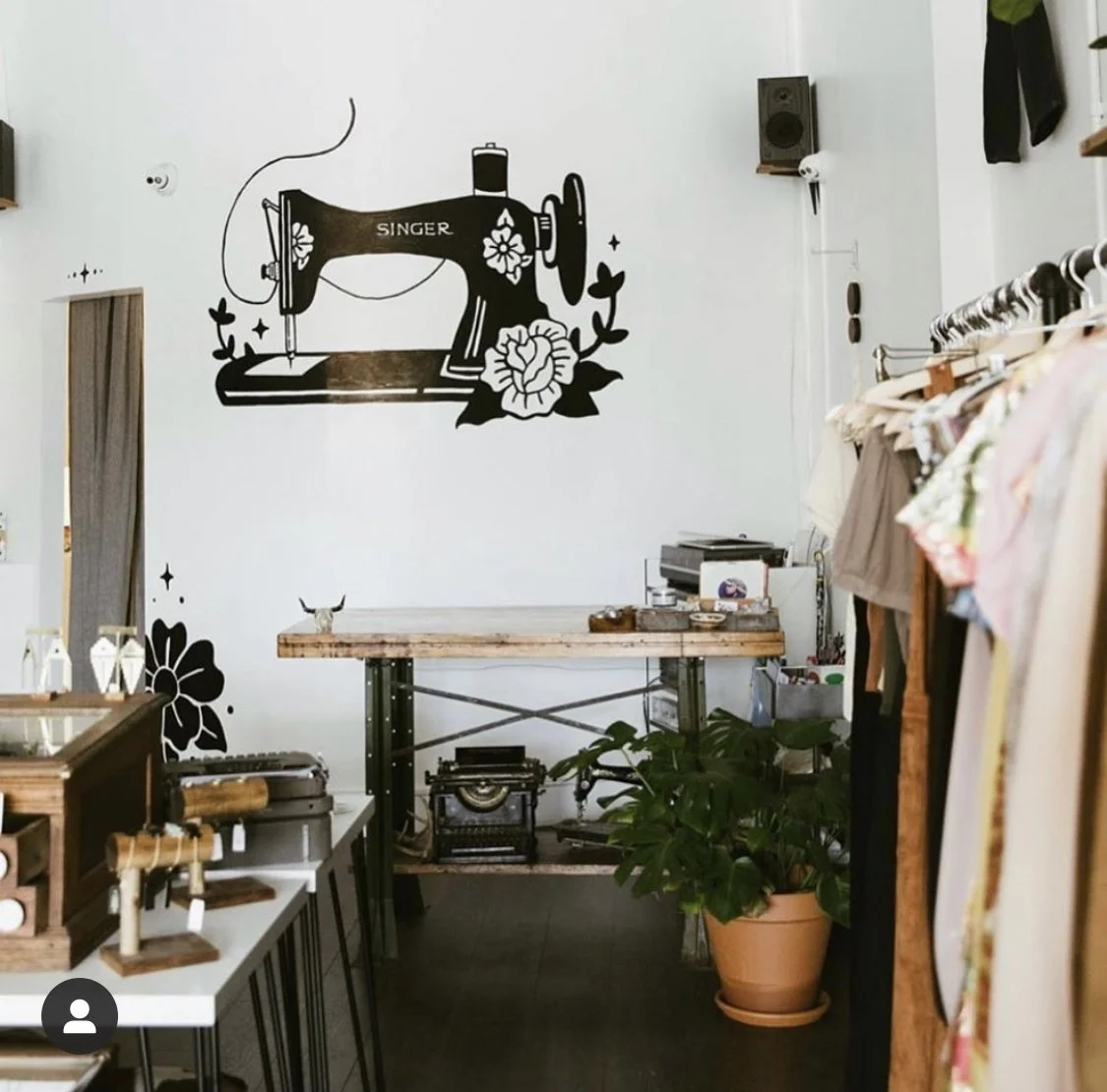 La Lovely Vintage Mural
@lalovelyvintage