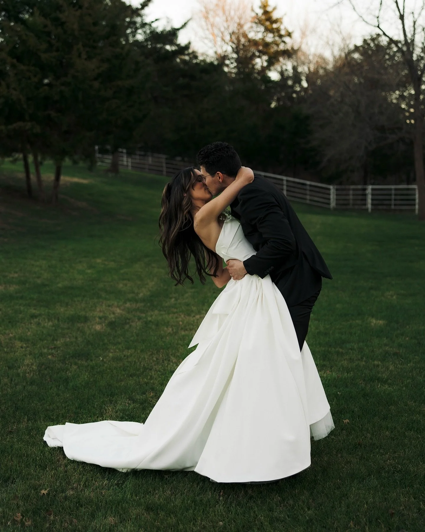 Leaving these here so you can see the colors I&rsquo;ll be DREAMING IN tonight 🙂&zwj;↕️ 
.
.
.
.
.
#dallasweddingphotographer #dfwwedding #weddingphotos #destinationweddingphotographer 
Ss for @reaganelisephoto