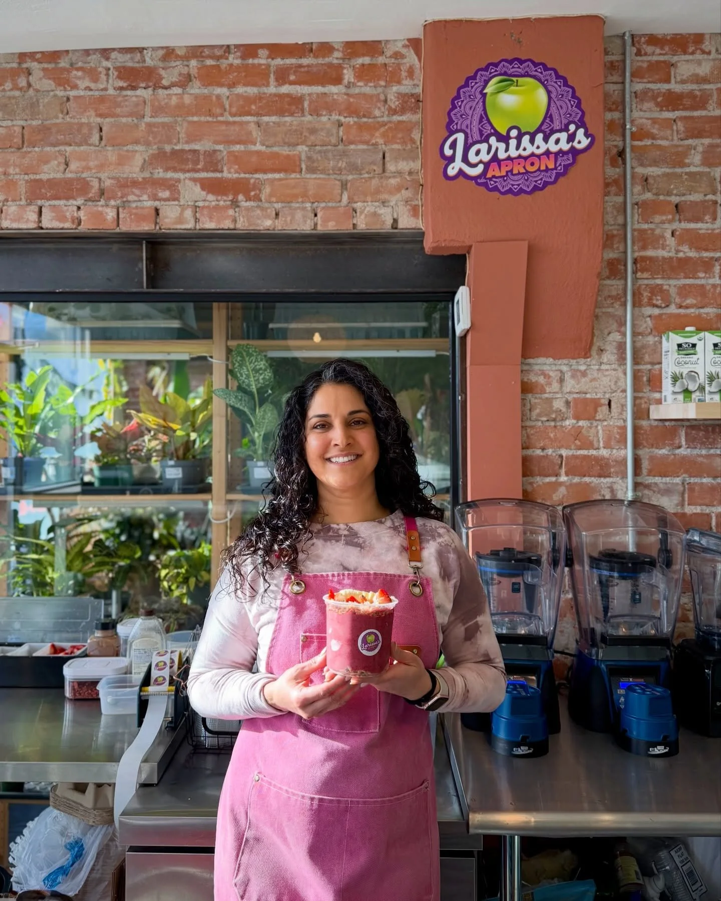 📣New Business Alert!
We&rsquo;re thrilled to welcome Larissa&rsquo;s Apron to Downtown Pullman!

🍓🥥 Owned and run by Larissa Seeber, Larissa&rsquo;s Apron is bringing clean, feel good food to the heart of Pullman.
Live life a little greener!
Stop 