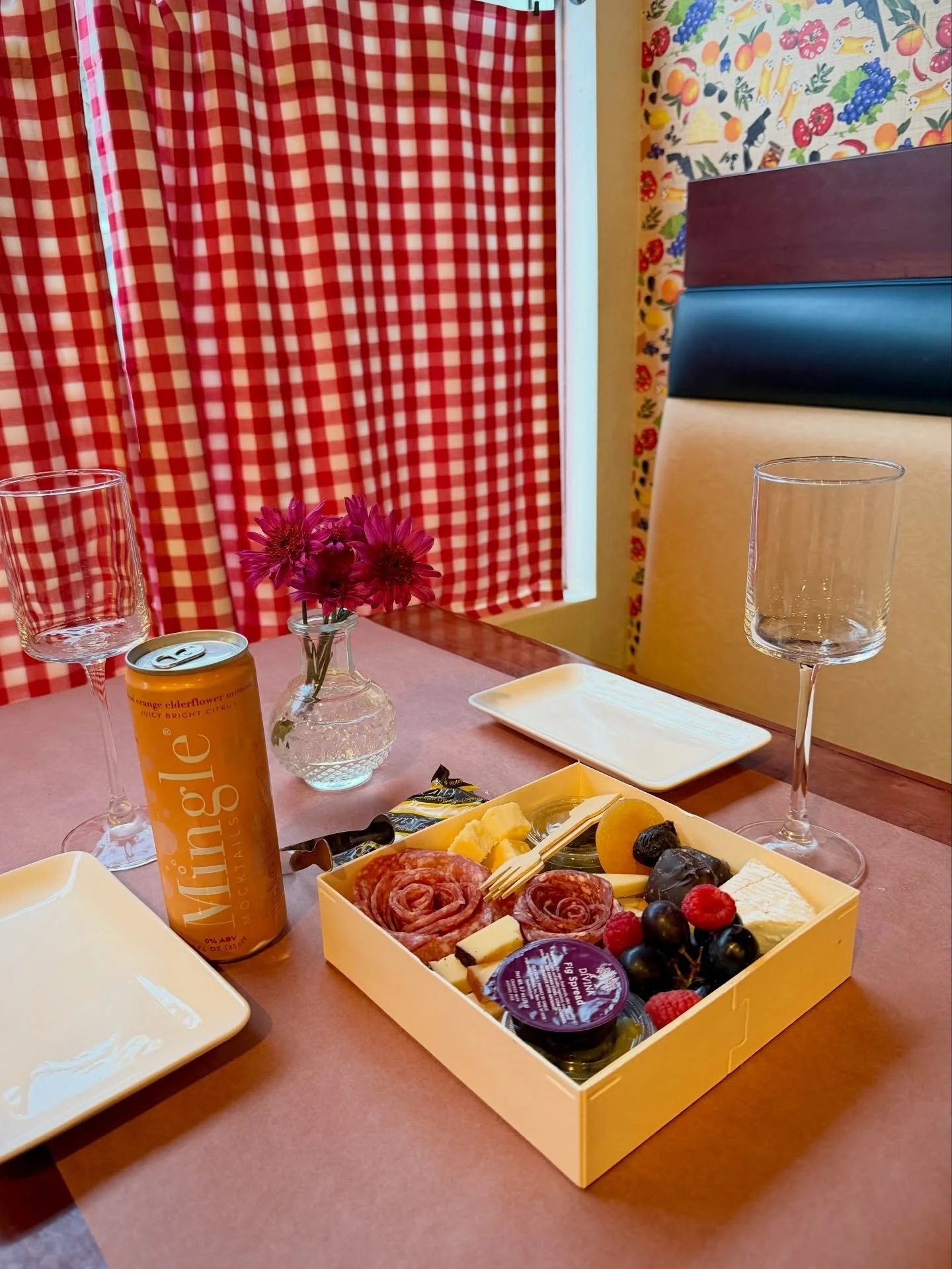 🧀&hearts;️ We&rsquo;re in love with the @gabagoolcharcuterie grazing boxes!

These ready-to-go charcuterie boxes are little pieces of art, thoughtfully curated with gourmet meats, cheeses, fruit, olives, nuts, and chocolate. Every bite is an experie