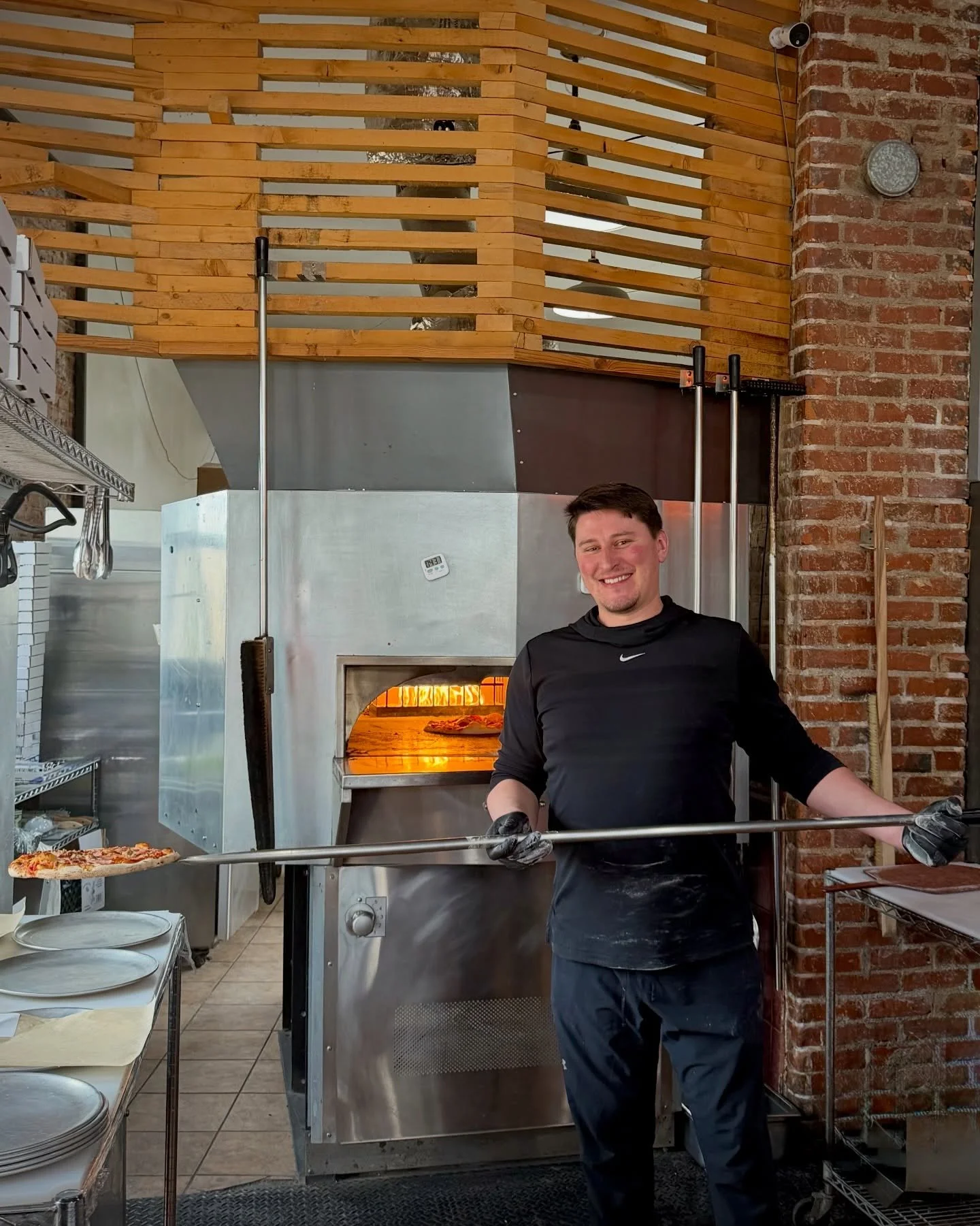 📣 Attention pizza lovers! Porch Light Pizza is back! 🍕

Downtown just got even better! Stop by Porch Light Pizza for artisan pies, great vibes, and that sunny patio we&rsquo;ve all been missing!

📷 Featured pie: THE BEN
Red sauce, mozzarella, pepp