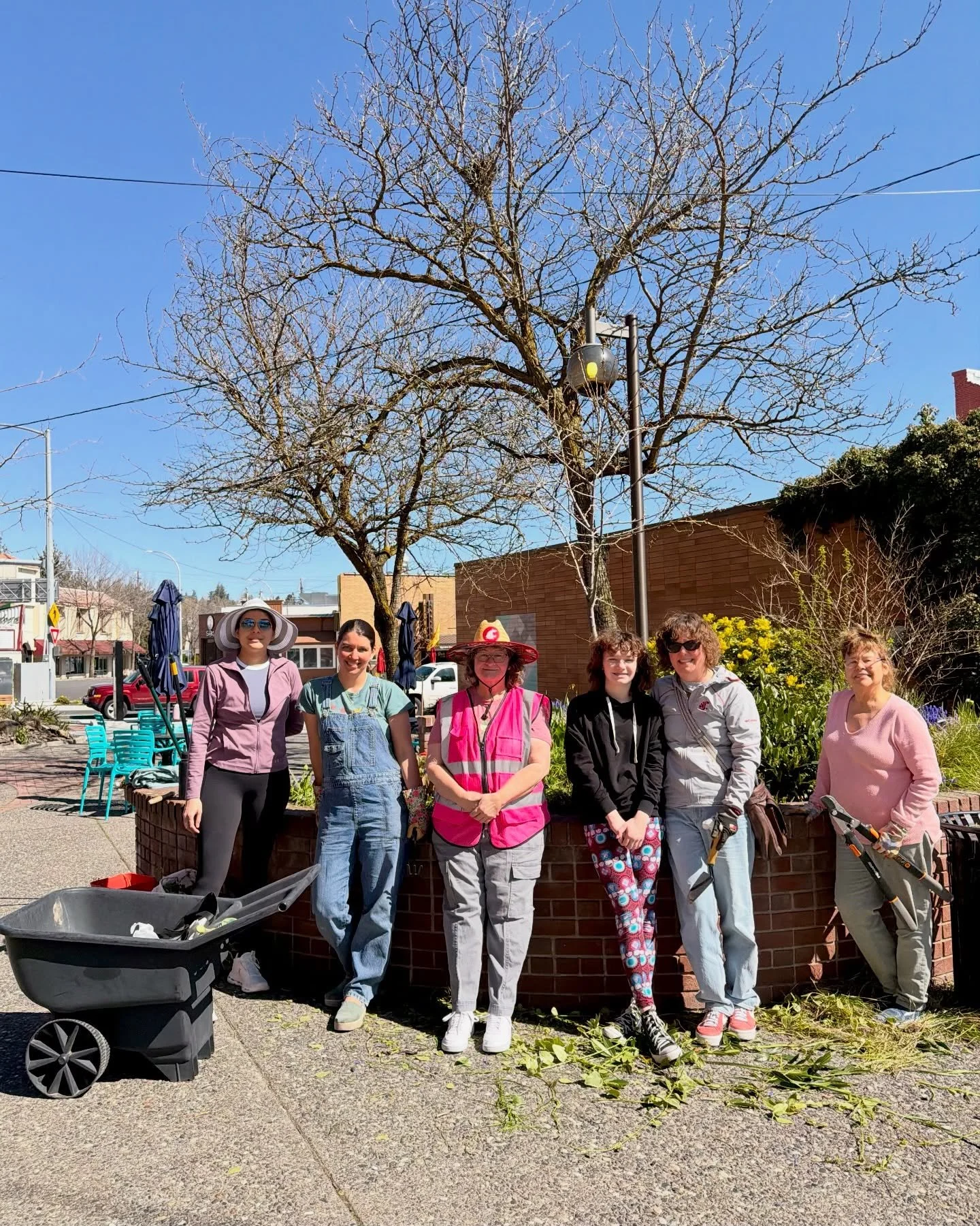 🌿🌷Say hello to the Downtown Garden Crew! 

A huge THANK YOU to our first group of volunteers for helping keep downtown blooming and supporting our city gardener, Ben.

In just 2 hours, this amazing team deadheaded flower beds and picked up litter a