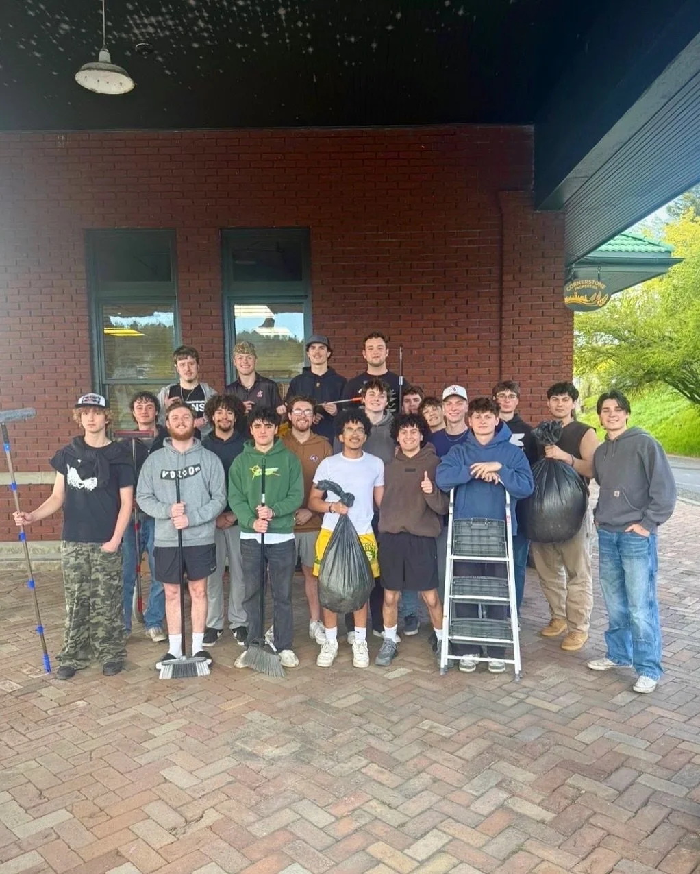 👏 A huge shoutout to WSU Delta Sigma Phi @wsudsig for reaching out and offering to help with another downtown cleaning project!

This volunteer team cleaned all the windows at the Pullman Depot Heritage Center, picked up trash, and swept the surroun