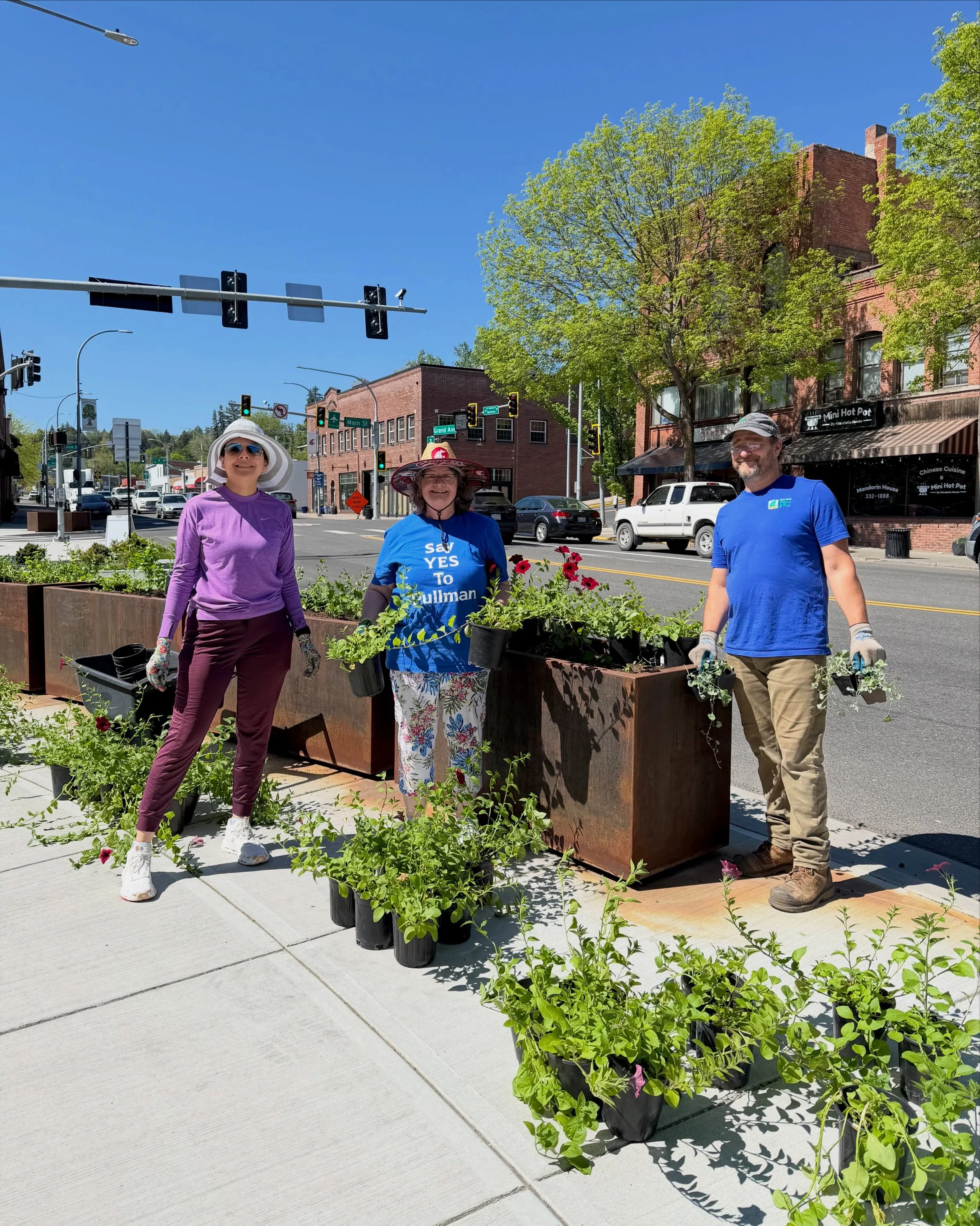 🌷🌿 Last week, our Downtown Garden Crew helped the city gardener, Ben, plant beautiful new flowers along Main Street!

A huge THANK YOU to all the volunteers for their time and dedication! 🙌
A special shoutout to our Garden Crew leader, Deb, for gu