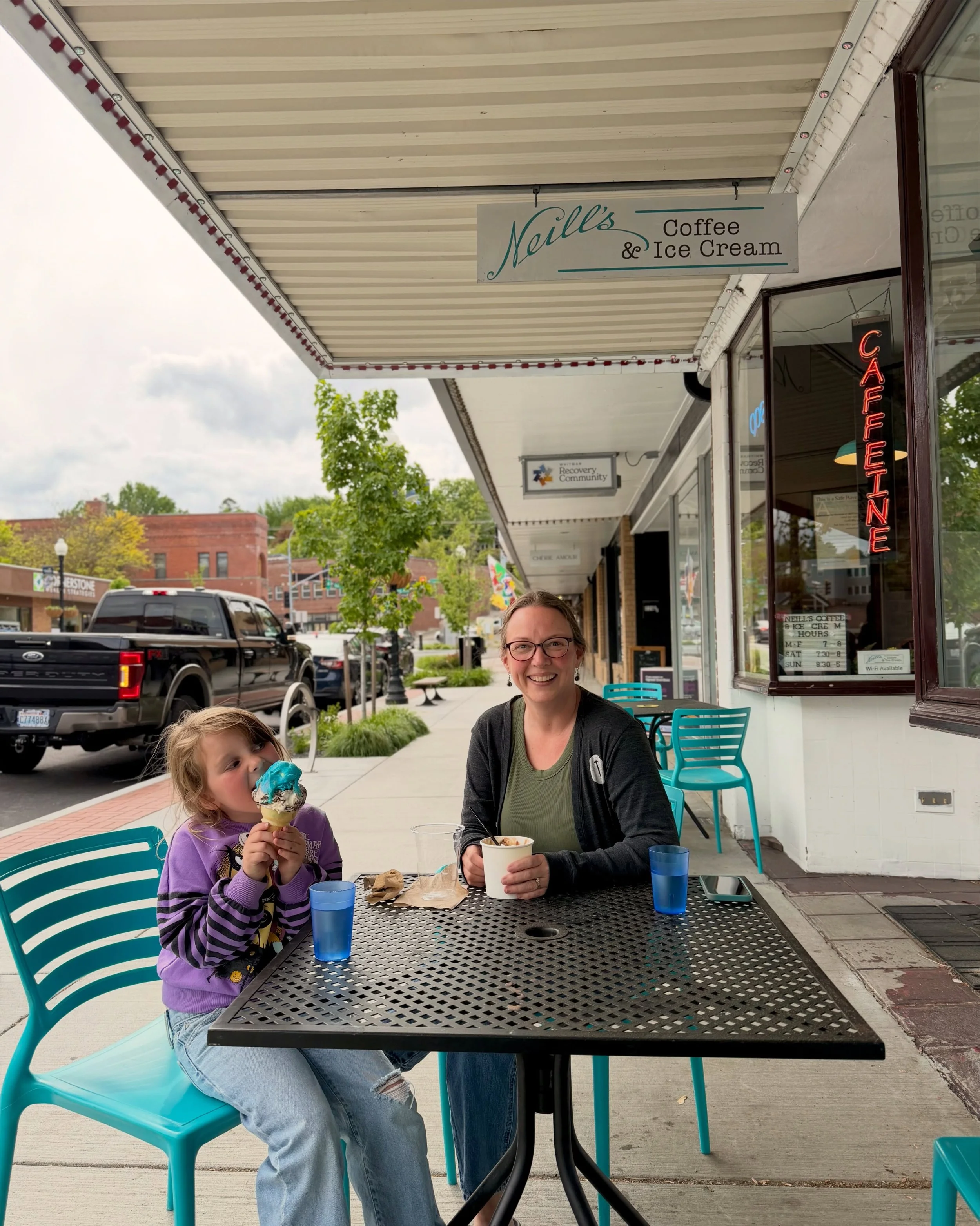 We love seeing our community enjoying downtown! 💙🍦
It&rsquo;s going to be a beautiful weekend in Pullman. Come enjoy the sunshine and your favorite local spots!