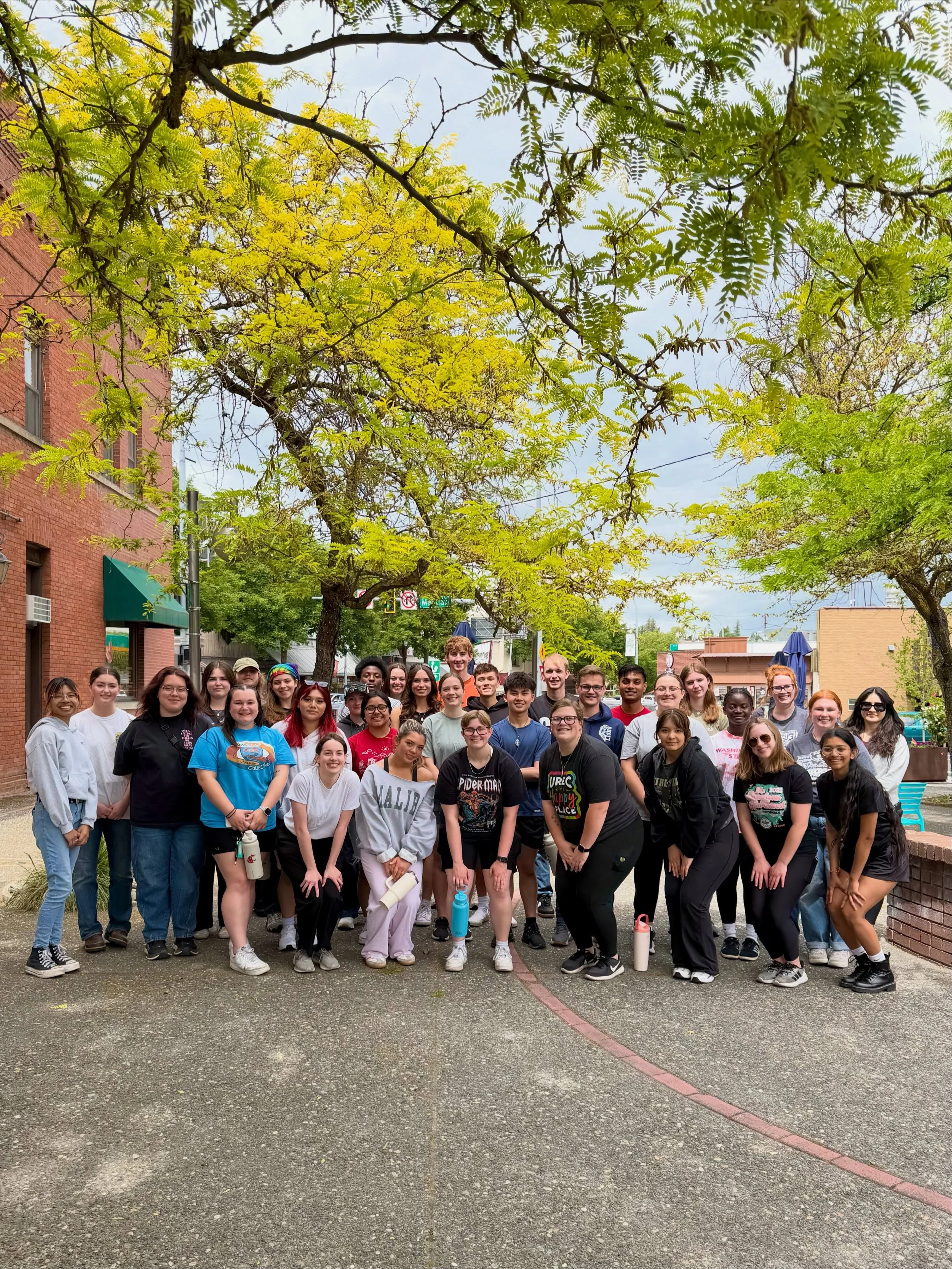 💙 A huge thank you to @wsuorientation and @wsucce for helping refresh Downtown Pullman!

🧹🫧Last week, a team of 40 WSU Orientation Leaders rolled up their sleeves and spent the afternoon power washing and sweeping our plazas, cleaning movable furn