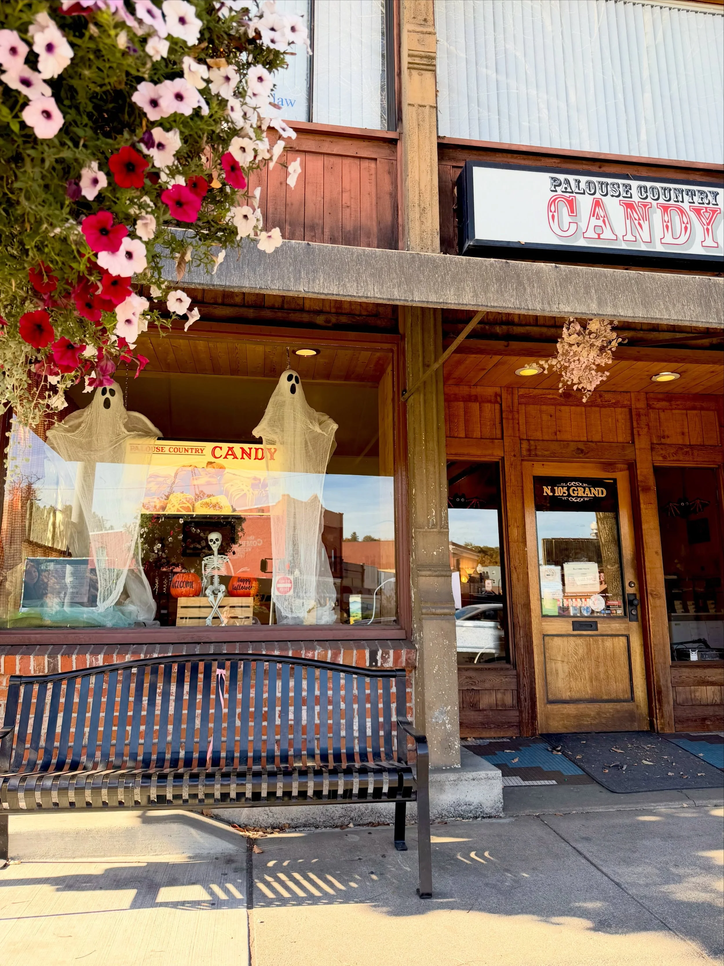 Stocking up on Halloween candy? 🎃🍬 Palouse Country Candy is the perfect place to find all your favorite sweet treats!

And don&rsquo;t forget to say hi to Pam, the lovely owner who makes every visit special! 🧡

Support local and shop small this Ha
