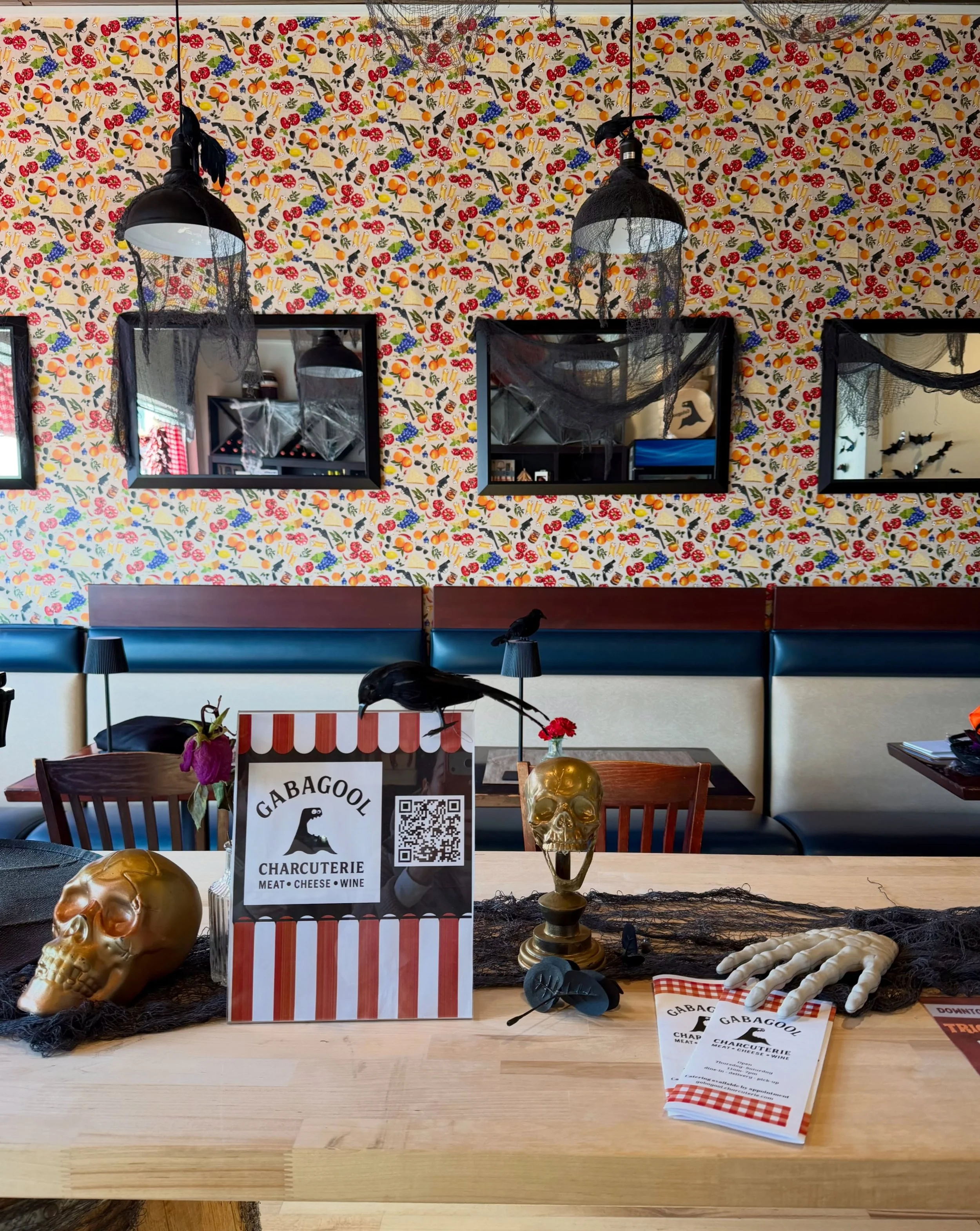 🎃 Downtown Pullman is getting ready for Trick-or-Treat this Saturday!

Our downtown businesses are getting into the Halloween spirit with festive storefronts and decorations! 🕸️

Swipe to check out some of the spooky sights around downtown, plus th