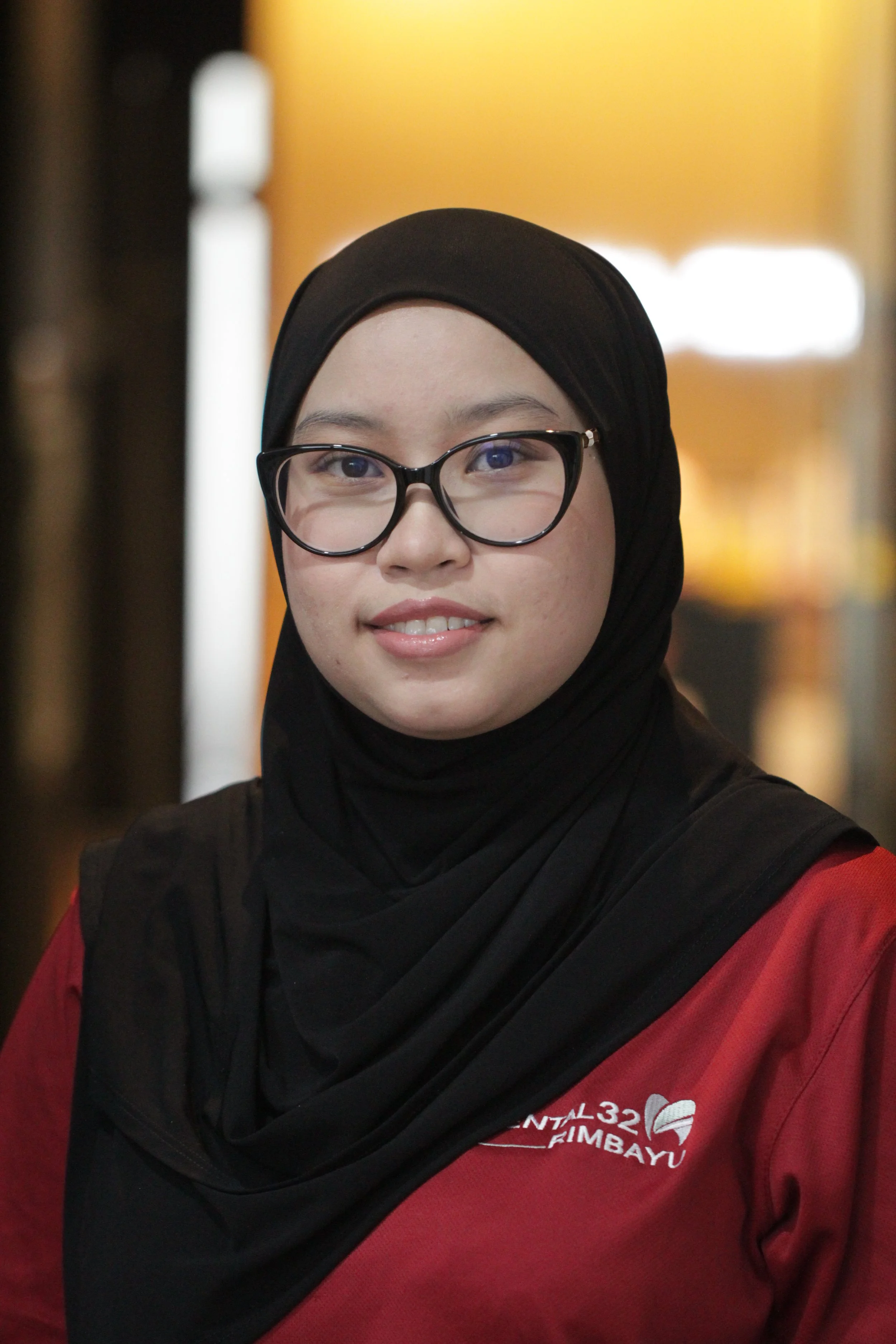 Friendly dental assistant at Dental 32 Rimbayu providing patient support and care