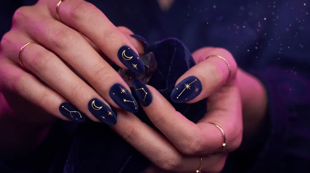 Uñas místicas: talismanes en manos