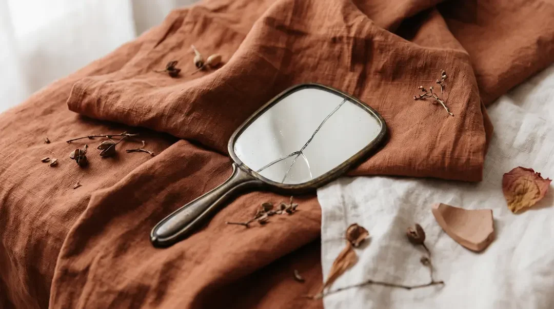 Se te rompió un espejo: esto es lo que realmente significa