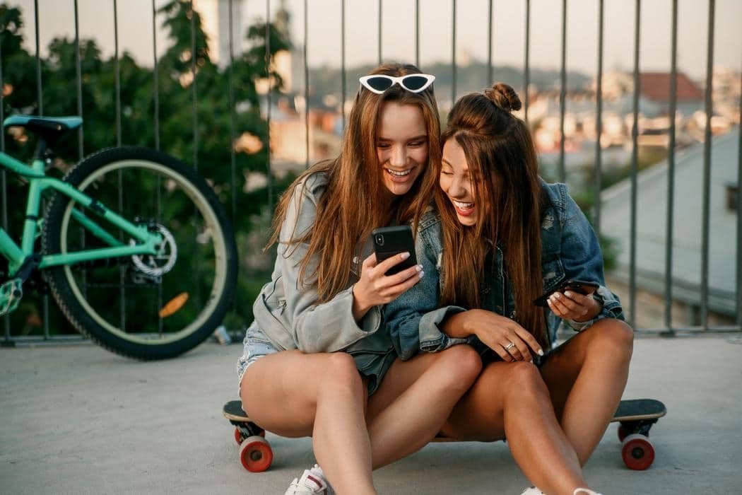 La Importancia de Tener Amigas que Te Recarguen de Buena Energía