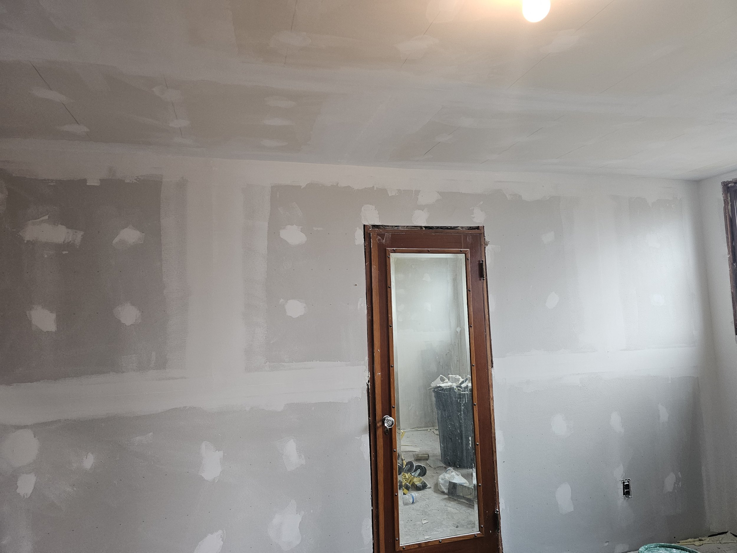 Finished drywall in bedroom without trim