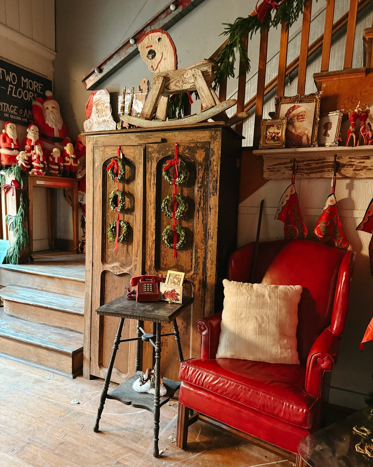 Our November show is just around the corner! Join us November 7th-9th for three full days of Vintage Revival. Shop 25,000 square feet of vintage goods.

Each day enjoy @painted_rooster, our resident pop-up restaurant, until 2pm for breakfast or lunch