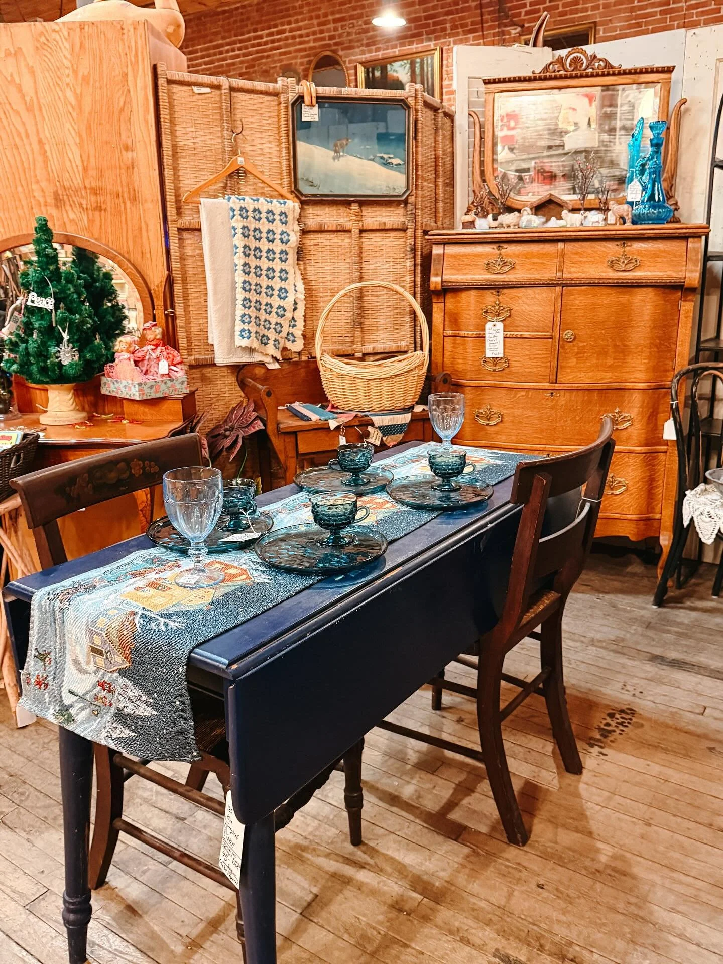 Third day of our November show is here! Shop today until 4pm. Grab brunch @painted_rooster until 2pm and check out @quarantinecookie_ pop-up and @snowandroast coffee out front!