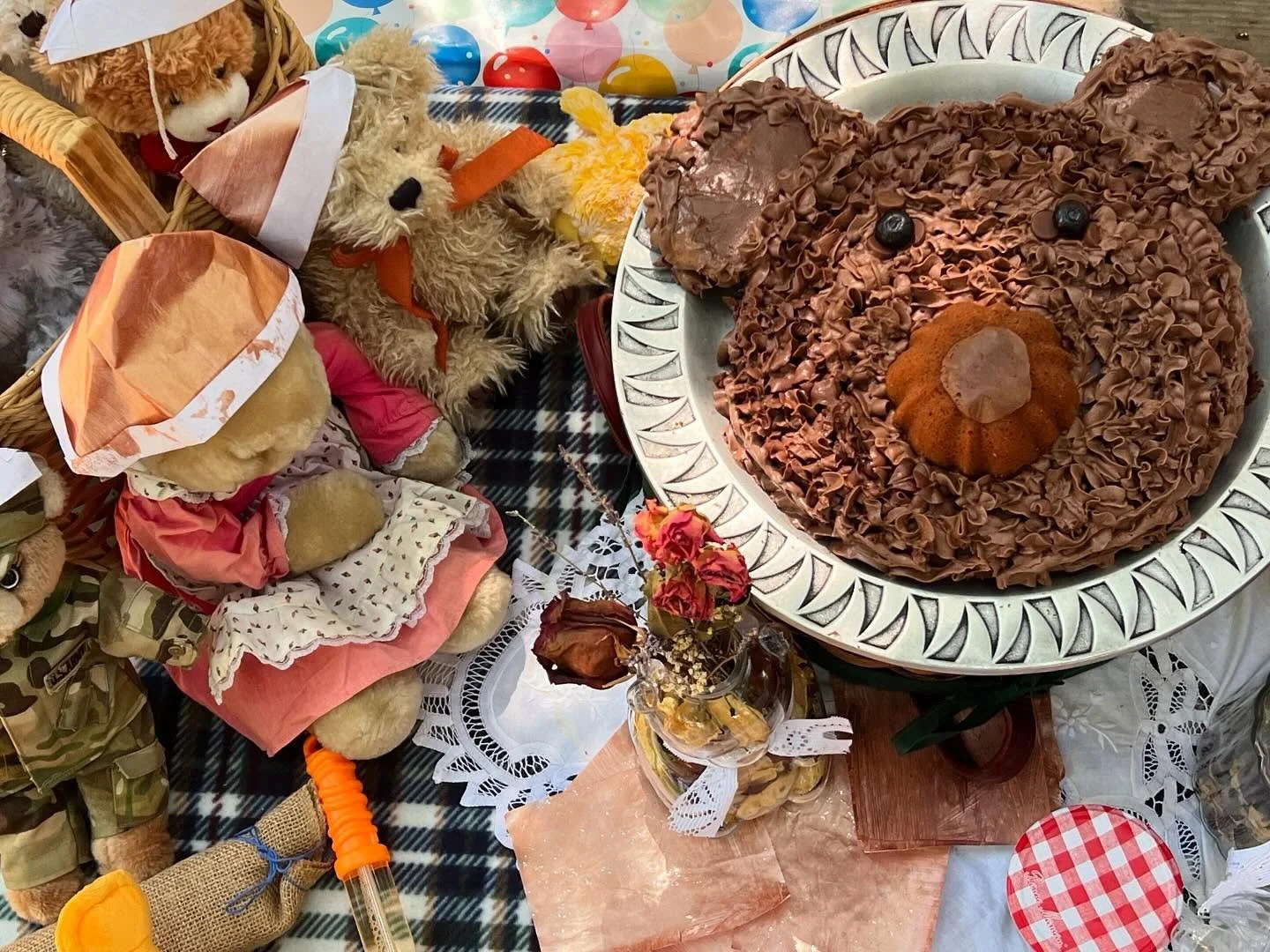 Little Bear Chocolate/Vanilla Cake with Strawberry Chia Filling. Opted for coconut sugar, avocado oil and apple sauce replacements. A relatively healthy alternative but still delicious. Everything in moderation! Everything else was DIY and thrifted/ 