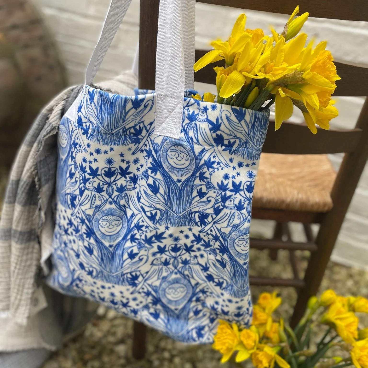 I don&rsquo;t know about you, but being a little closer to spring&rsquo;s return fills me with joy!! Here&rsquo;s some love daffodil-in-a-bag I made a few years ago. I don&rsquo;t post about it often, but I&rsquo;ve recently uploaded some of my patte