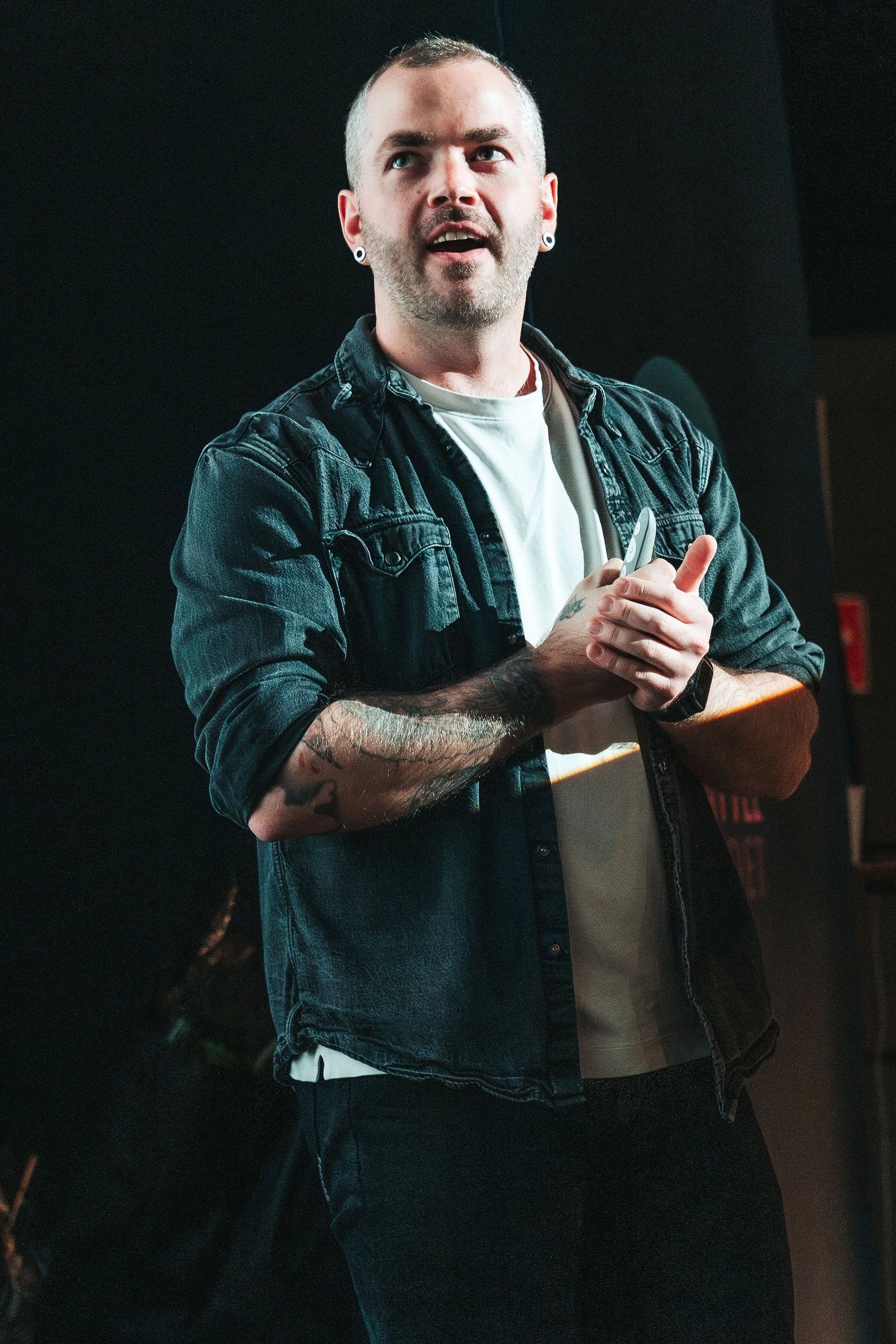 Bilde av Henrik Johannessen på scenen under et et foredrag