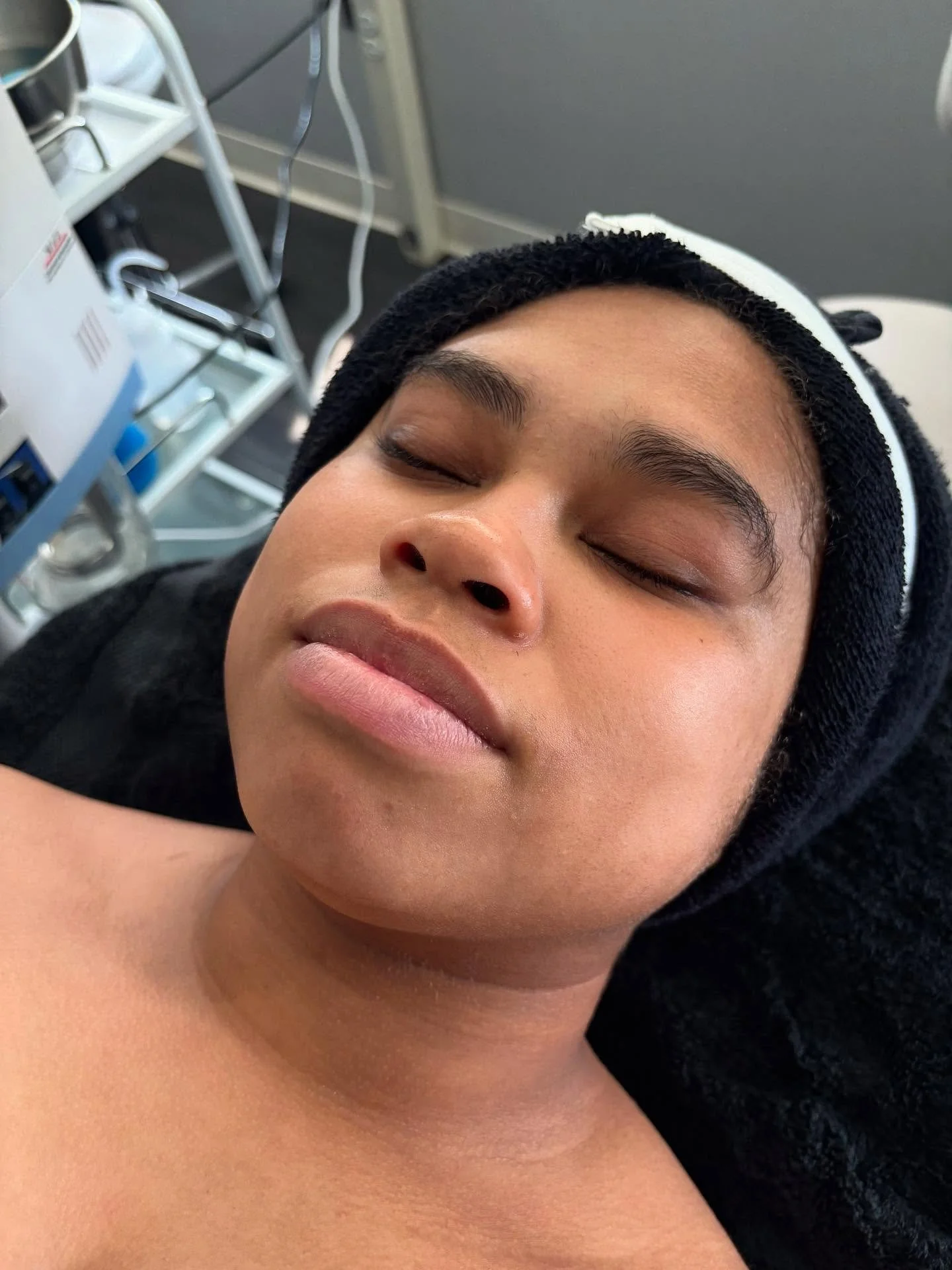 Just gave my classmate an ultrasonic facial and her skin was glowing 🤍

Ultrasonic facials use sound waves to deep clean pores, lift buildup, and help products absorb better gentle and effective!

Hit the link in my bio to check out my site + subscr