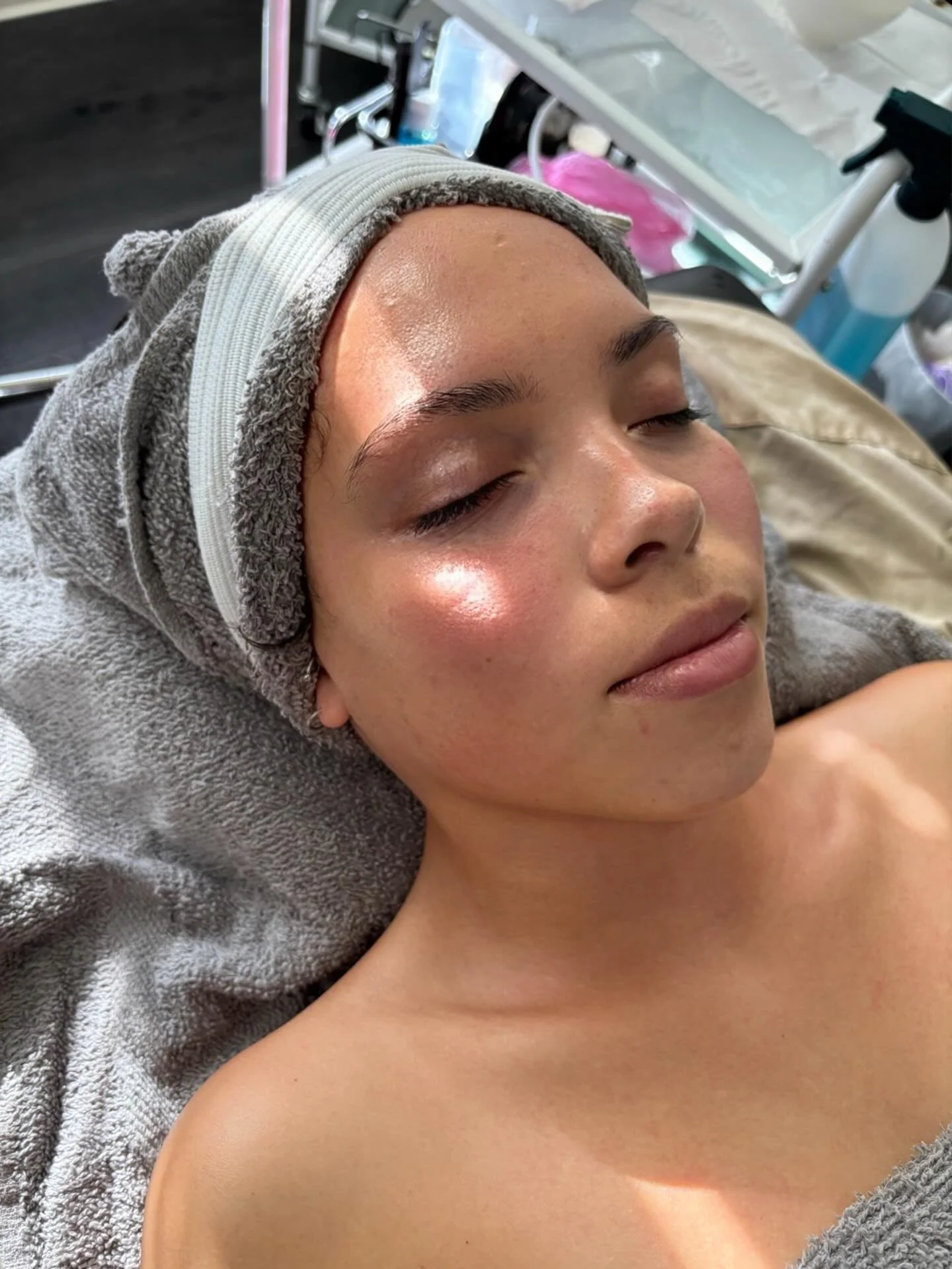 Glowing &amp; hydrated just how we like it! 

My girl came in with dry skin and a little hyperpigmentation, so I treated her to a Vitamin C facial 🍊  the perfect combo for brightening, evening the skin tone, and restoring moisture.
Her skin is now r