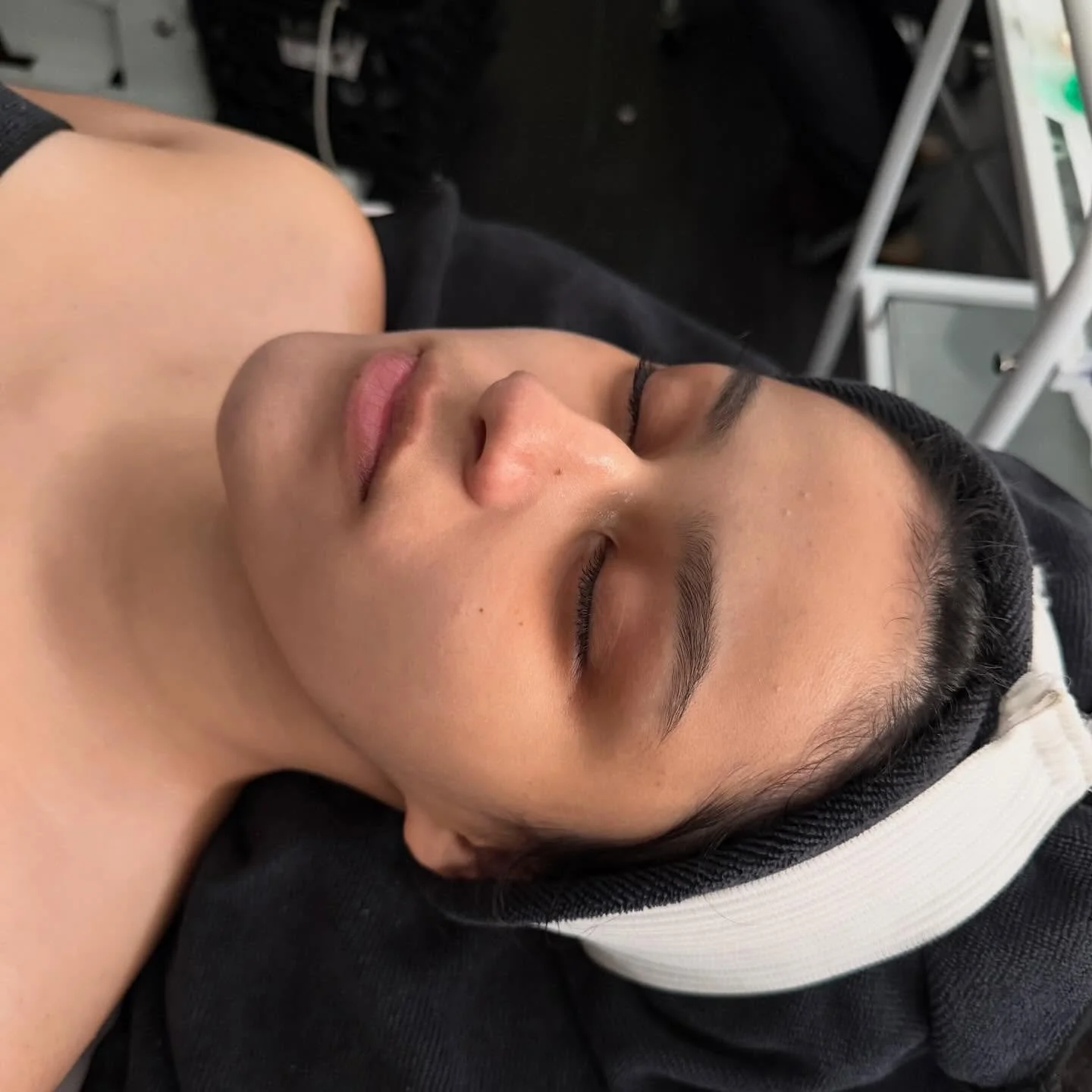 ✨ Vitamin C Glow Facial ✨

My client came in today wanting brighter, smoother, more radiant skin so we brought out one of my favorites: a Vitamin C mask 🍊

Vitamin C is a powerhouse ingredient that helps:
✨ Brighten dull, tired skin
✨ Fade dark spot