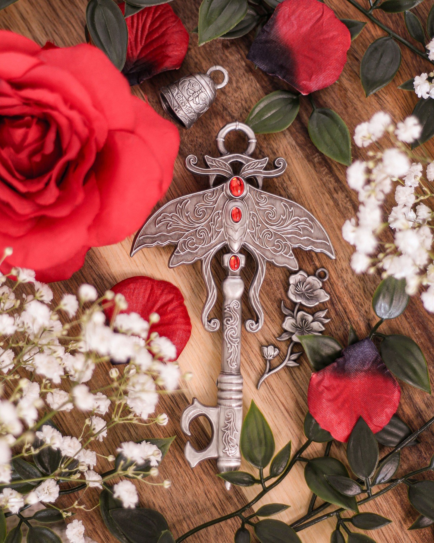 ⋆˖⁺‧☽ Dreamerwhale ☾‧⁺˖⋆ 

[?] If you had a magical key that could open a door to anywhere in the world, where would it go?

⋆──────⋆&sdot;☆&sdot;⋆──────⋆
A key to a secret rebellion... or just the beginning of a beautiful collection?

This stunning 