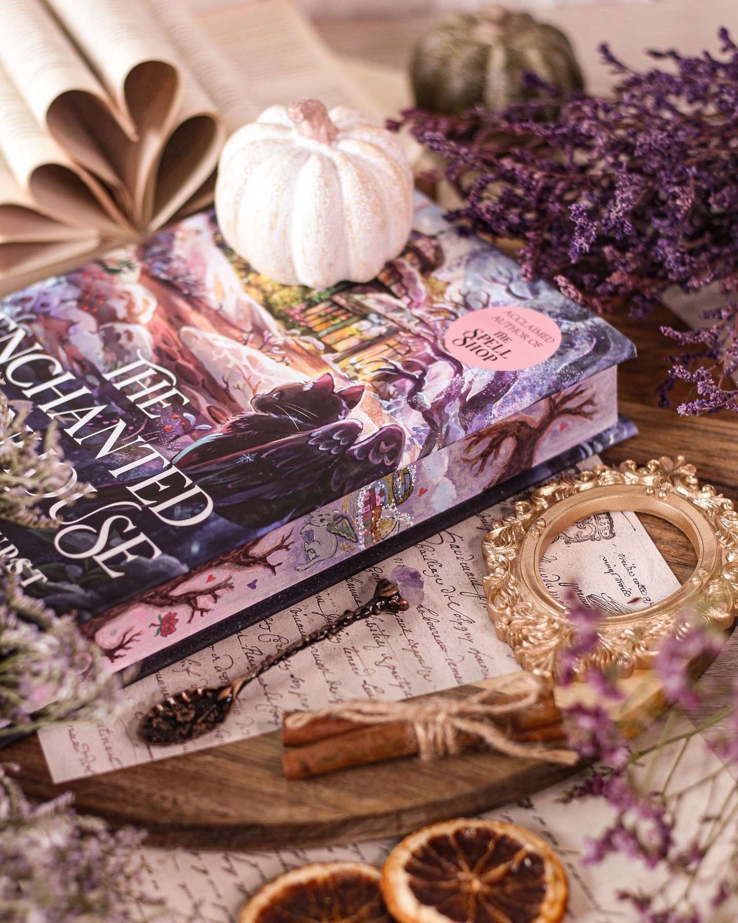 ⋆˖⁺‧☽ Soledad's Atelier ☾‧⁺˖⋆

Winter coziness + magic + the most stunning hand-painted edges 🌿❄

The Enchanted Greenhouse by @sarahbethdurst is truly one of my all-time favorite cozy fantasies, and it feels perfect for this quiet, wintry season. Wi