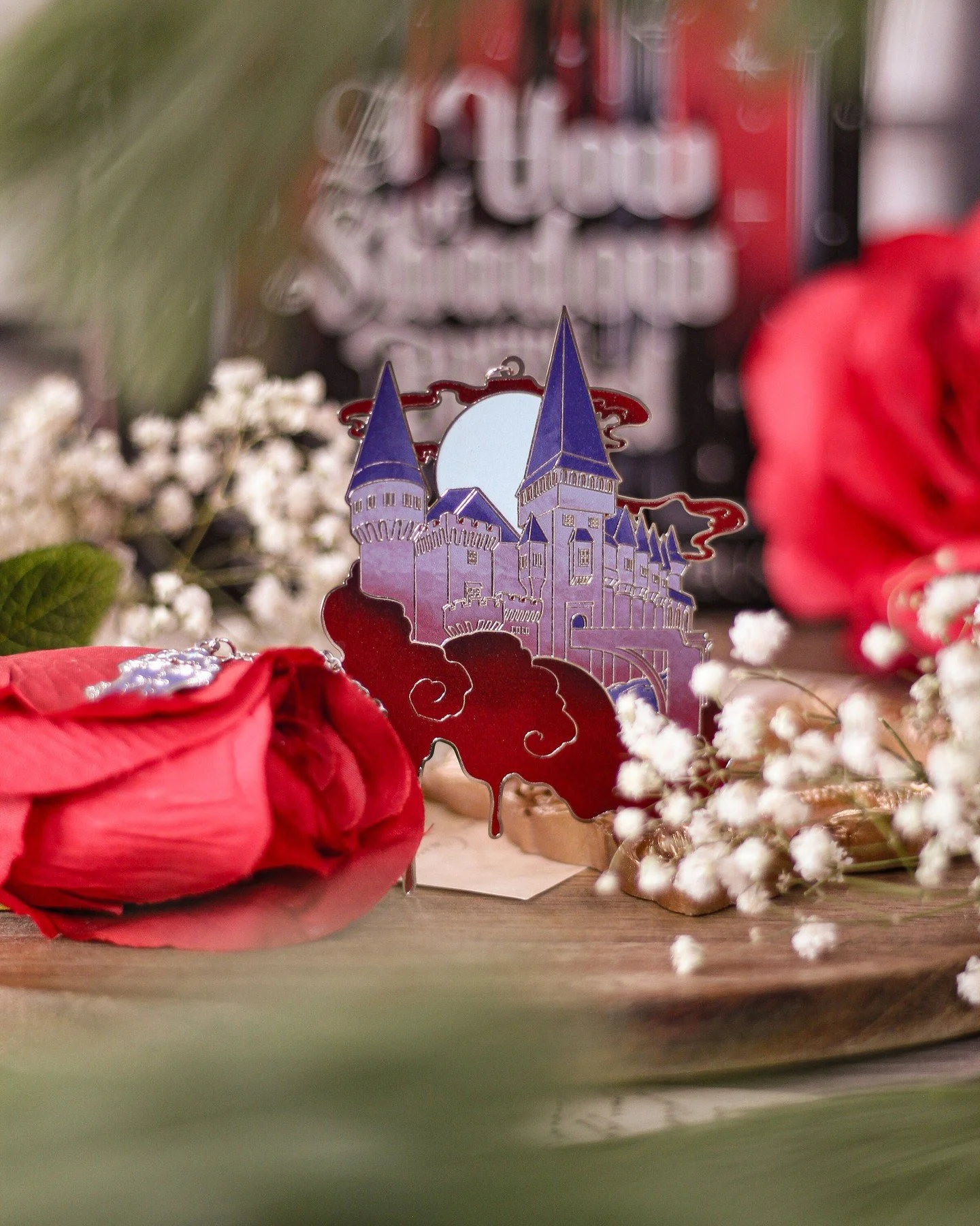 ⋆˖⁺‧☽ Book in a Box EU ☾‧⁺˖⋆

🩸November box &mdash; A Bite So Sweet &mdash; Metal Bookmark 🩸

This bookmark deserves its own moment. A metal bookmark designed to fit perfectly with A Vow of Shadow and Blood by @charleneantrobus_. Elegant, dangerous