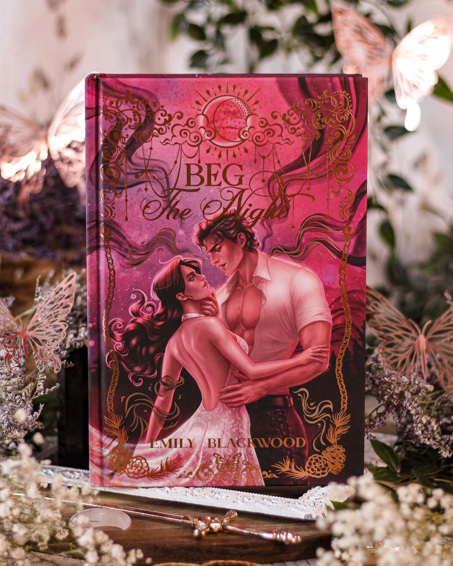 ⋆˖⁺‧☽ The Book Cove ☾‧⁺˖⋆

October&rsquo;s Book 🐍🌙

Beg The Night by @authoremilyblackwood from @thebookcove_za is pure dark romantasy atmosphere, perfect for a slow carousel showing every angle: the cover, spine, back, and those incredible sprayed