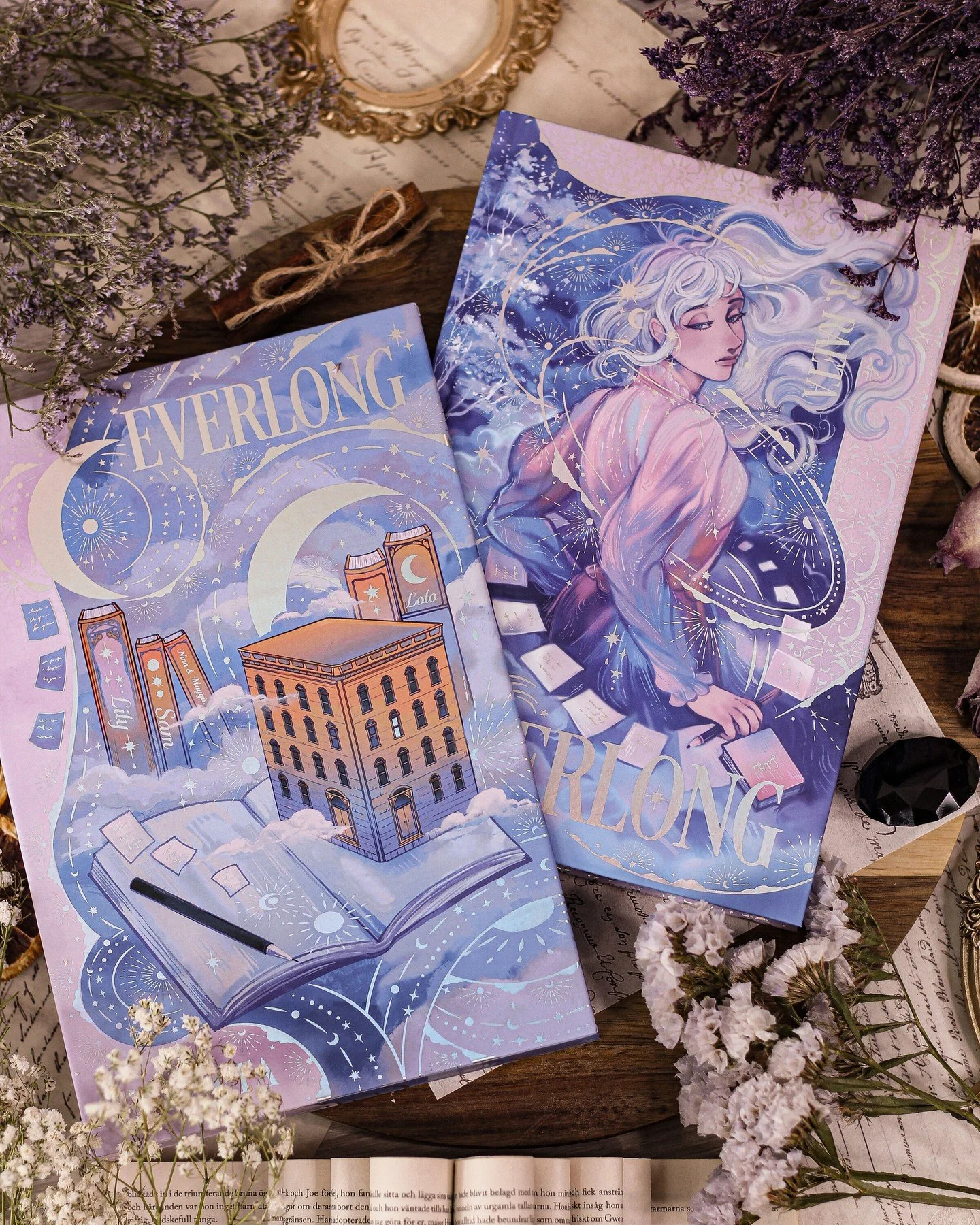 ⋆˖⁺‧☽ Moonlight Book Box ☾‧⁺˖⋆ 

The December @moonlightbookbox book, the last subscription book of the year, and honestly&hellip; what a way to close it out 🖤✨

This exclusive edition of Everlong by @r.raeta is breathtaking in every sense, from the