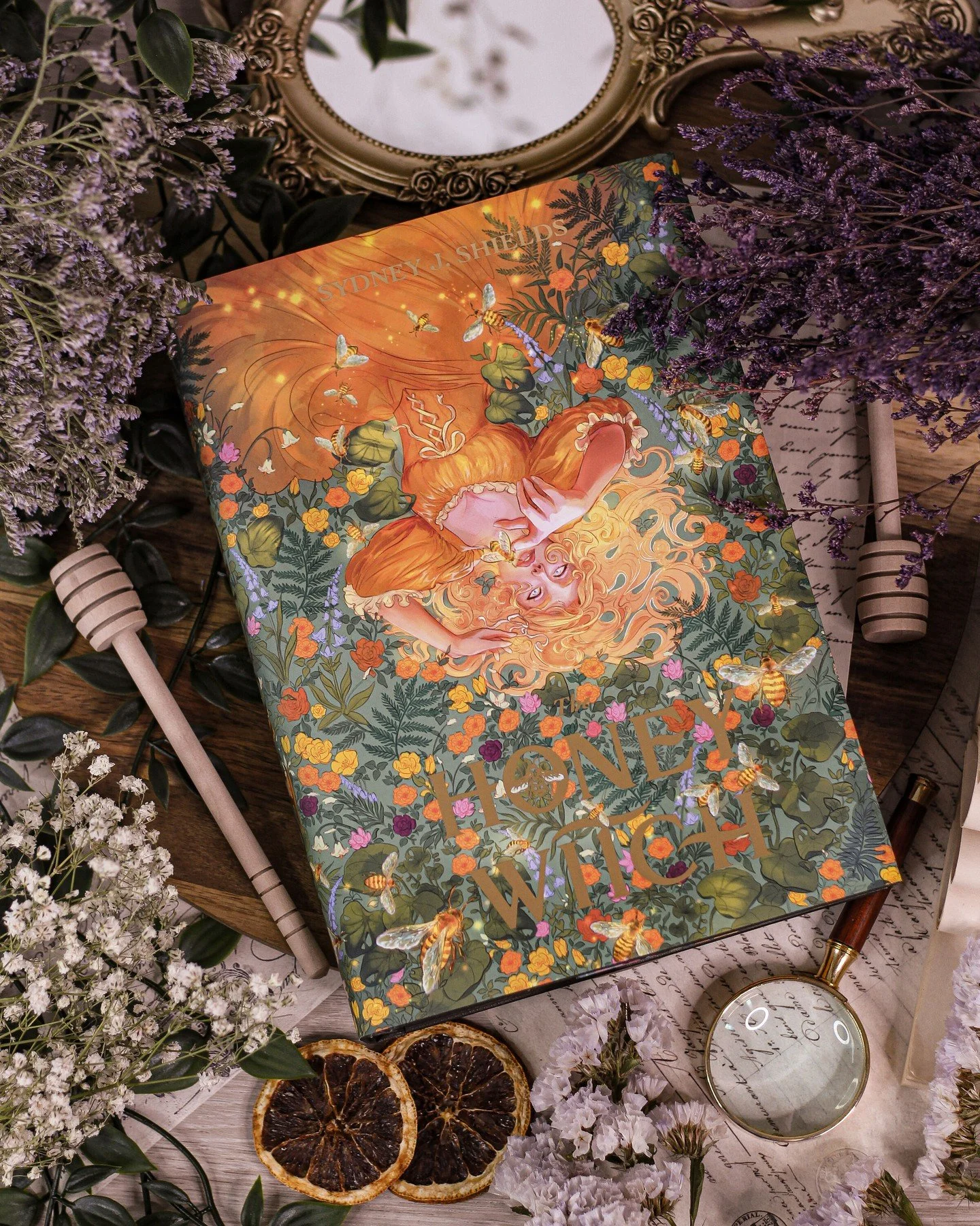 ⋆˖⁺‧☽ Dreamerwhale ☾‧⁺˖⋆ 

I&rsquo;m completely enchanted by this stunning special edition of The Honey Witch by @sydneyjshields, brought to life by the incredible team at @dreamerwhaleboxes 🐝✨

Dreamerwhale has been quietly working on this Italian-