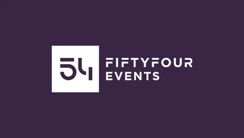 Logo van Fiftyfour Events op een paarse achtergrond.