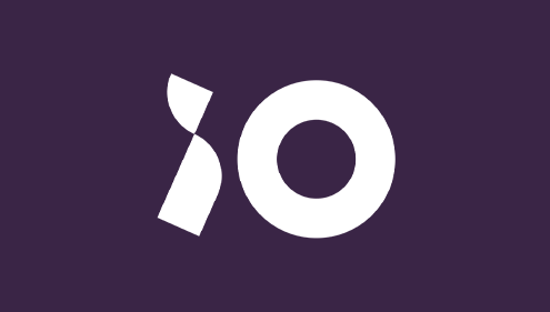 Wit logo op een paarse achtergrond.