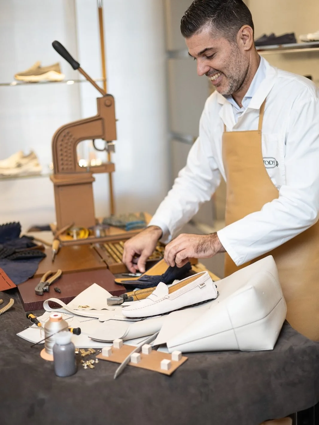 A morning of beauty celebrating Italian craftmenship with Tod&rsquo;s. Hosted by @mariawhitaker , guests had the unique opportunity to meet Matteo, one of the house artisans from Italy, and discover the artistry behind creating timeless handmade icon