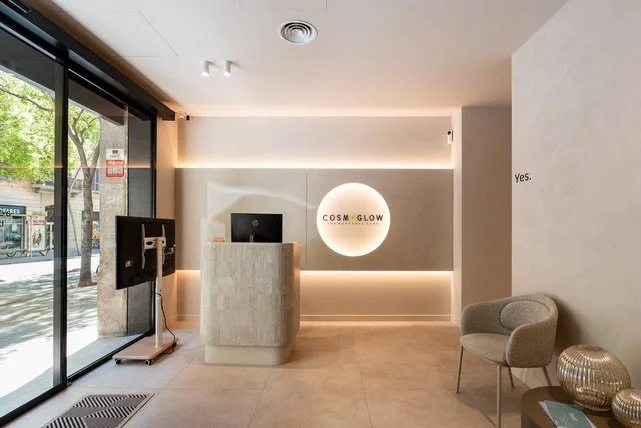 Your experience begins the moment you walk through the door.

A warm welcome, a genuine smile, and a space designed around you.
At COSMOGLOW, personal care means being present, attentive, and always welcoming you exactly as you are.

From dentistry t