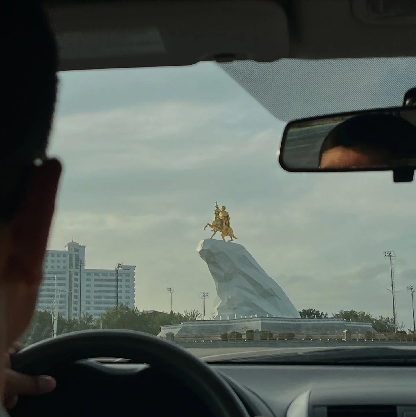 🇹🇲 Turkm&eacute;nsko. Od pulzuj&uacute;ceho mesta Da&scaron;oguz, cez plynov&yacute; kr&aacute;ter Darv&aacute;za v p&uacute;&scaron;ti, modern&yacute; a steriln&yacute; Aghabat až po historick&yacute; Merv a Sovietske Mary. V Turkm&eacute;nsku sa 