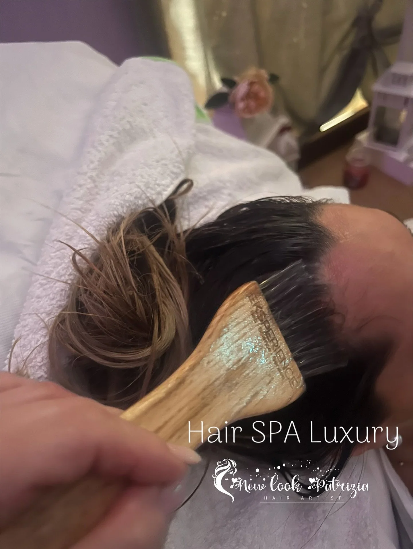 ✨ Rigenera i tuoi capelli, rilassa la tua mente. ✨
Nella nostra Hair Spa il trattamento ristrutturante diventa un rituale di puro benessere: principi attivi alla cheratina Idrolizzata e collagene avvolgono la fibra capillare mentre un massaggio diste