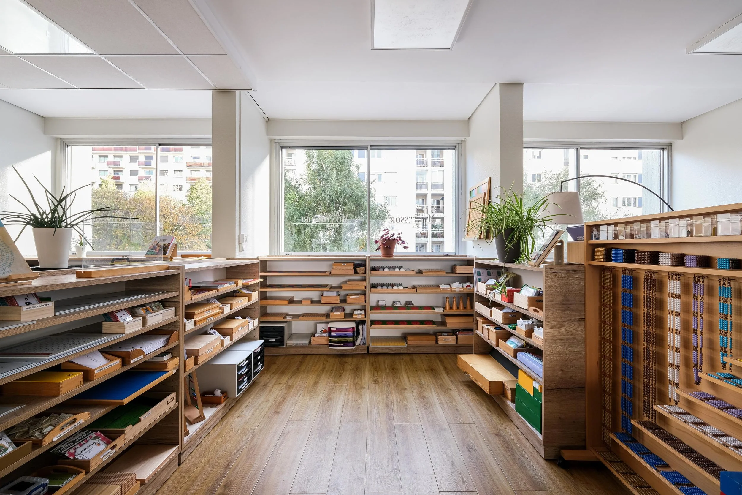 Matériel des 6-12 ans sur étagères