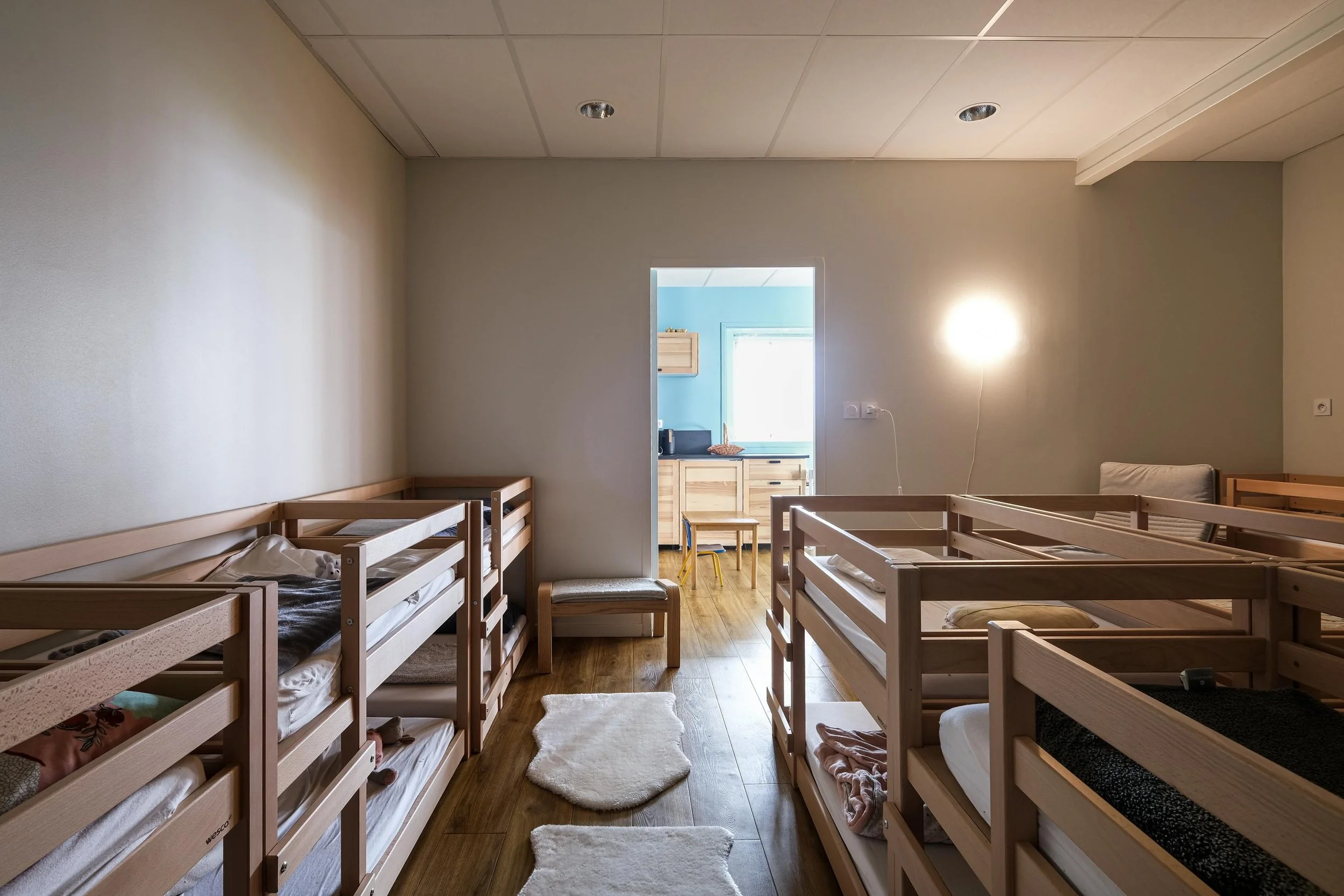 Dortoir lits à hauteur enfant Montessori