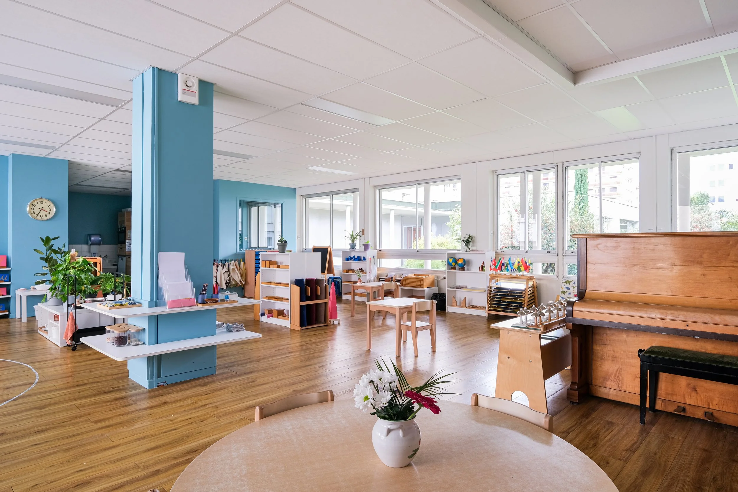 Classe Montessori aménagée hauteur enfant