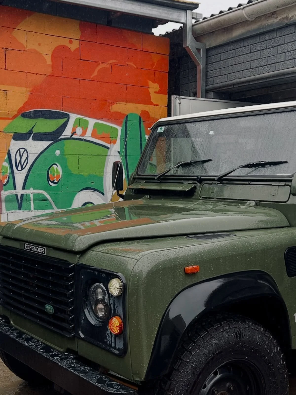 Rainy days with this Coniston Green 110 - in for a list of aesthetic and mechanical upgrades. 
&bull;
&bull;
&bull;
&bull;
#defender110 #defender #landrover #defender130 #defenderlove