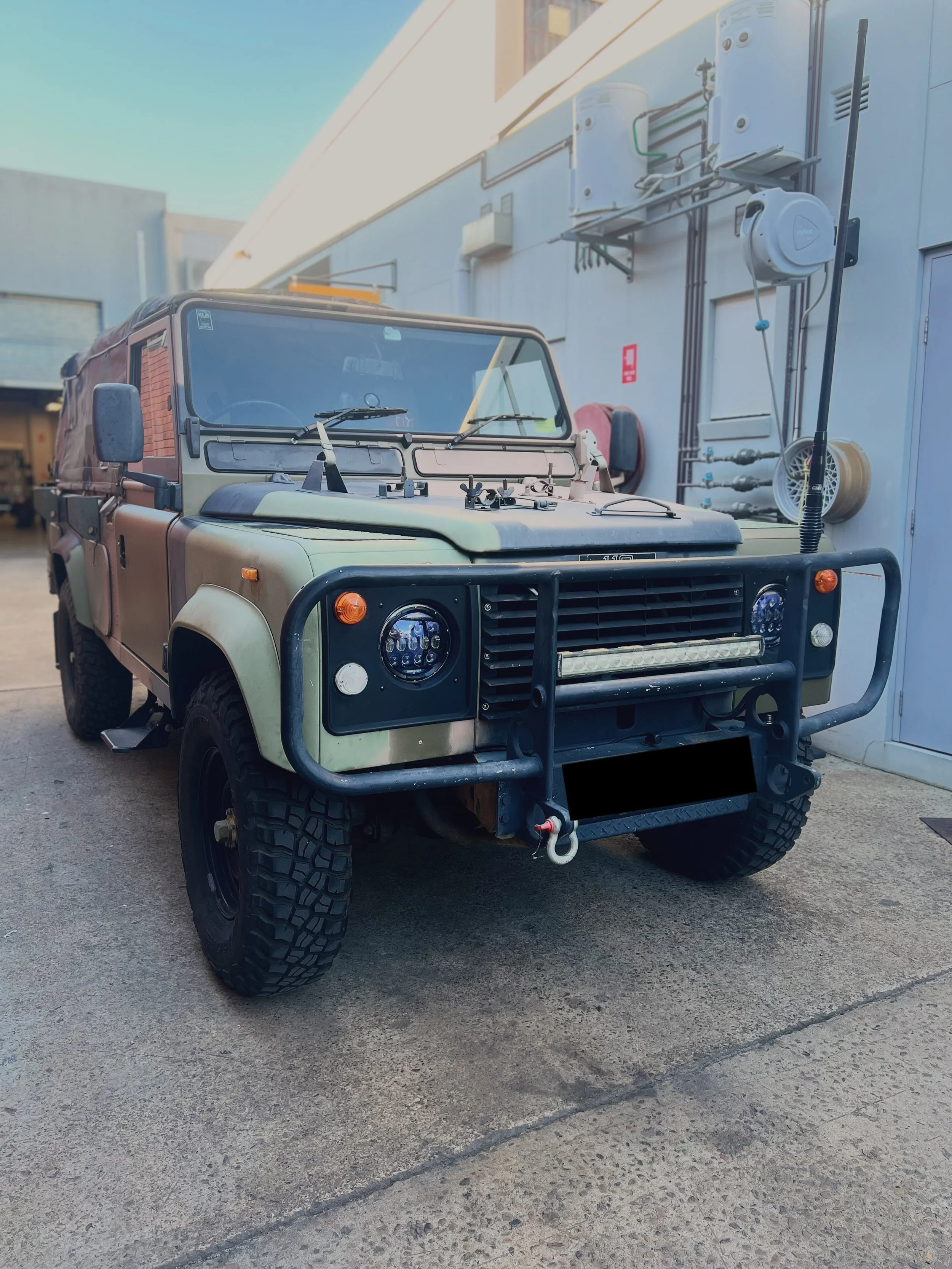 Bulkhead Swap number 3 for the year.
This (now) tidy Perentie made the journey all the way up from Melbourne to have some much needed rust and dent removal works carried out.

✅New Galvanised Bulkhead
✅New Door Bottoms
✅New Passenger Wing Assembly
✅N