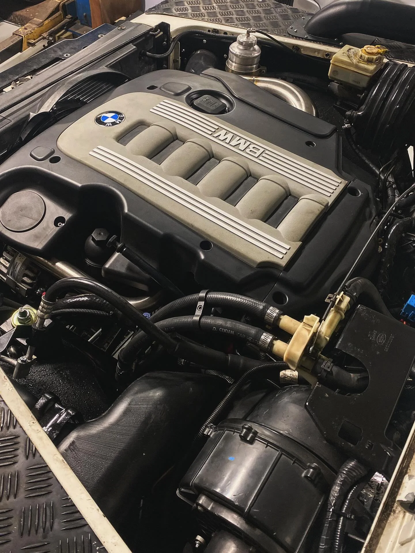 Finishing up the last bits and pieces on this lovely TD5 Defender Xtreme -> M57 swap. Yes, that&rsquo;s right - it might not look like it but this one is actually a 2001 Defender! 

As part of this driveline conversion we&rsquo;re also updating an