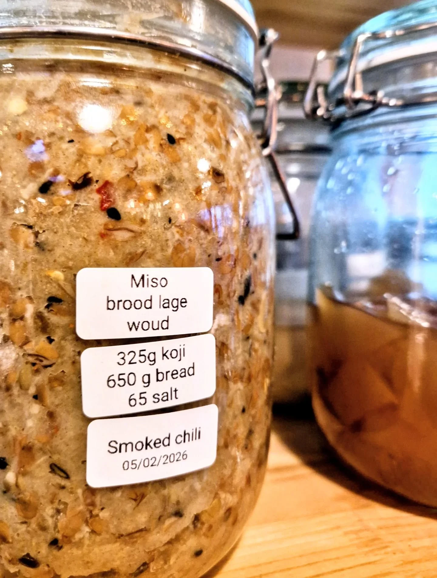 Zuurdesem smoked chili miso in de maak van het brood van @het_lage_woud en chili's uit onze eigen kassen 🔥