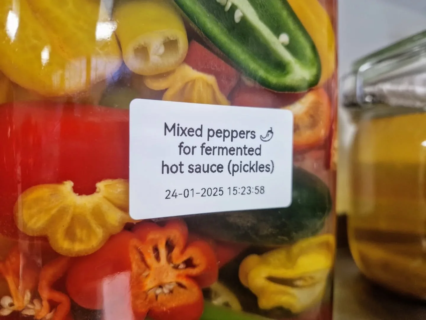 3 kg gefermenteerde hete saus maken. Ge&iuml;nteresseerden kunnen er op 8 februari tussen 10:00 en 12:00 uur een het ophalen op onze locatie @deproef_org in de Proefkeuken. Een flesje van 180 ml kost &euro;5,95. Stuur mij een berichtje op Instagram e