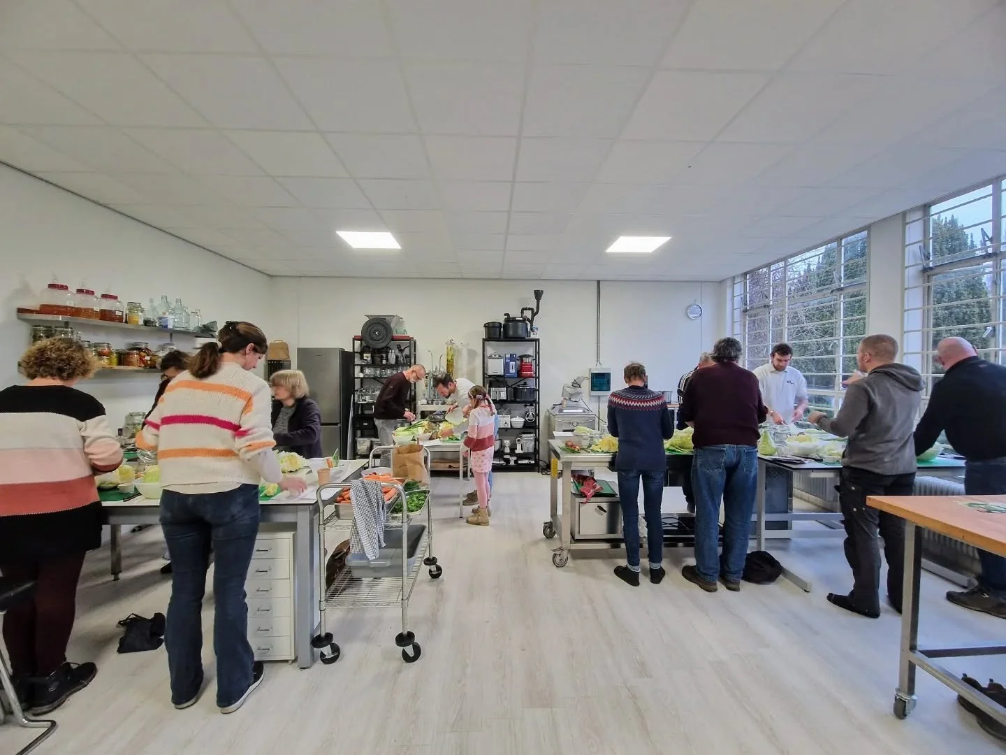 Gezellige (klieder)boel vandaag! We mochten een groep van 17 mensen leren fermenteren, erg leuk! 🌿