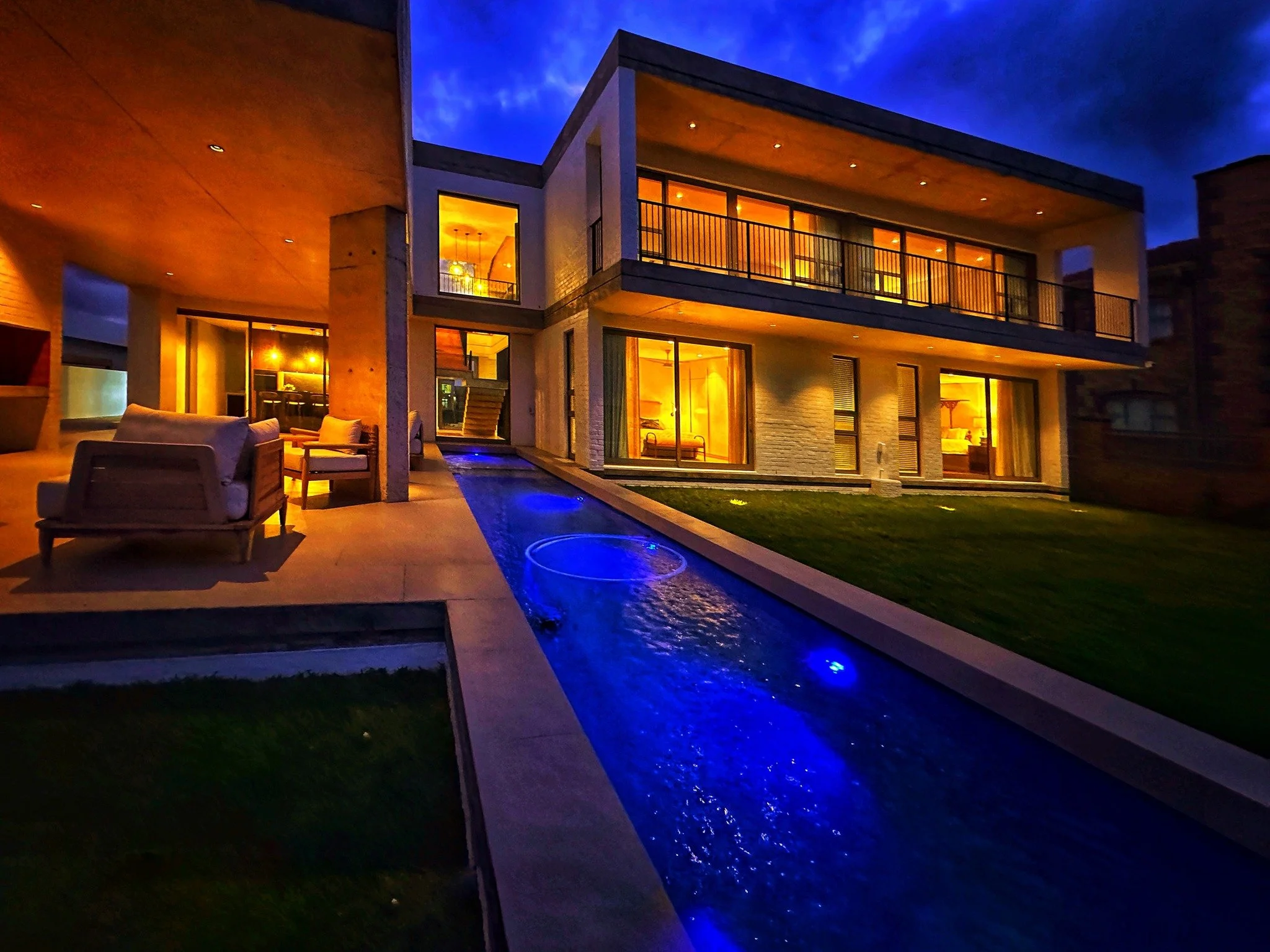 Saturday morning, Struisbaai harbour hums &mdash; fishing boats glide out, kids leap from the jetty, and the water flashes turquoise under the sun.
It&rsquo;s the kind of scene International Travel Magazines dream of, yet it&rsquo;s right here, still