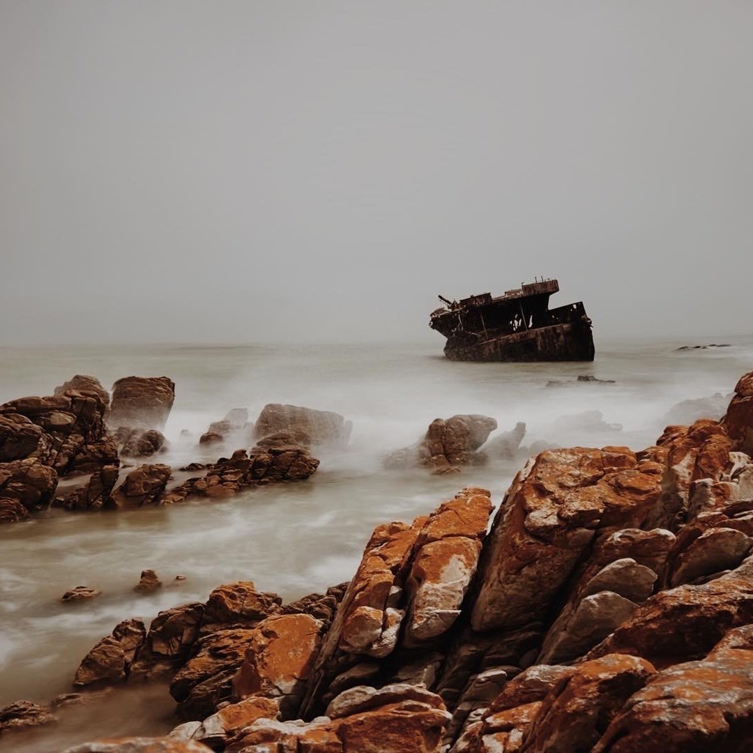 Sondae aan die Suidpunt het &rsquo;n manier om stadig oor jou te spoel. Vroeg oggend staan die braairook al by die Skeeps Wrak op &mdash; kinders wat skarrel vir stukke dryfhout, die see wat saggies breek, familie wat lag oor stories wat net hier geb